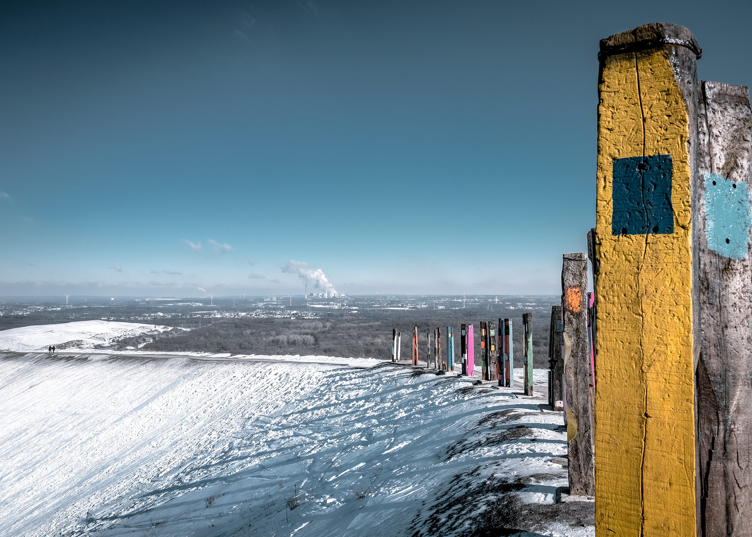 Das Foto zeigt die Halde Haniel in Bottrop im Schnee im Winter