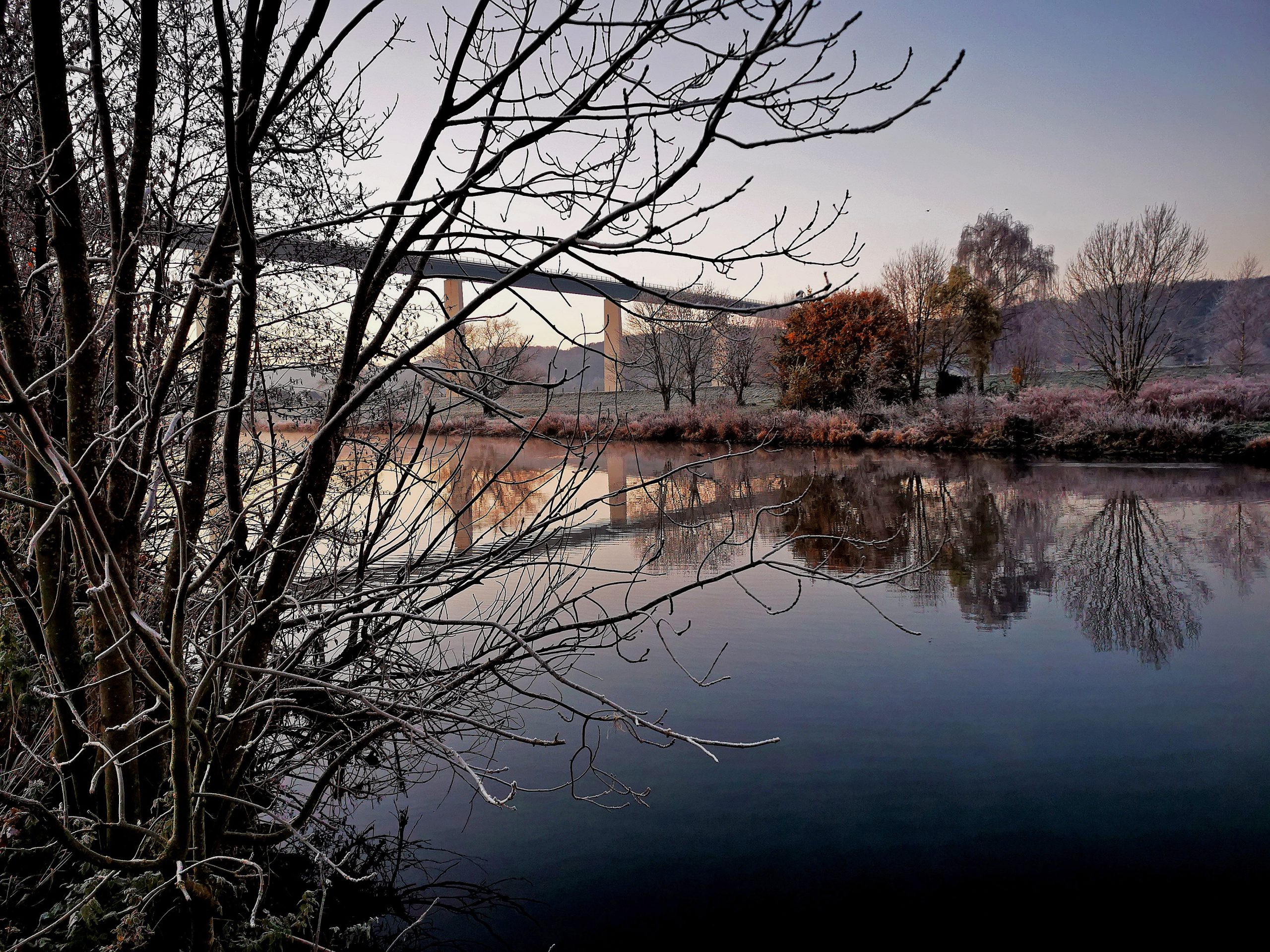 Das Foto zeigt die Ruhr in Mülheim an der Ruhr im Winter im Morgengrauen