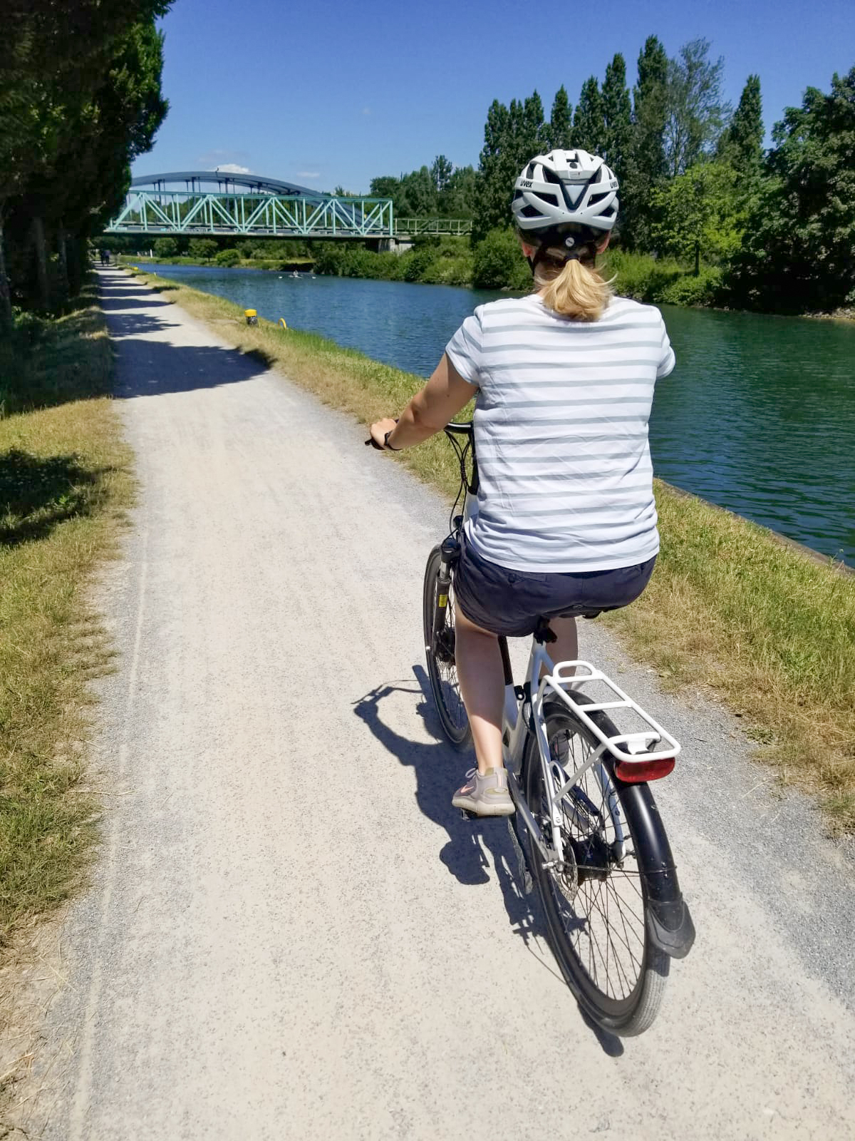 Das Foto zeigt Katalina bei einer Radtour am Dortmund-Ems-Kanal in Dortmund