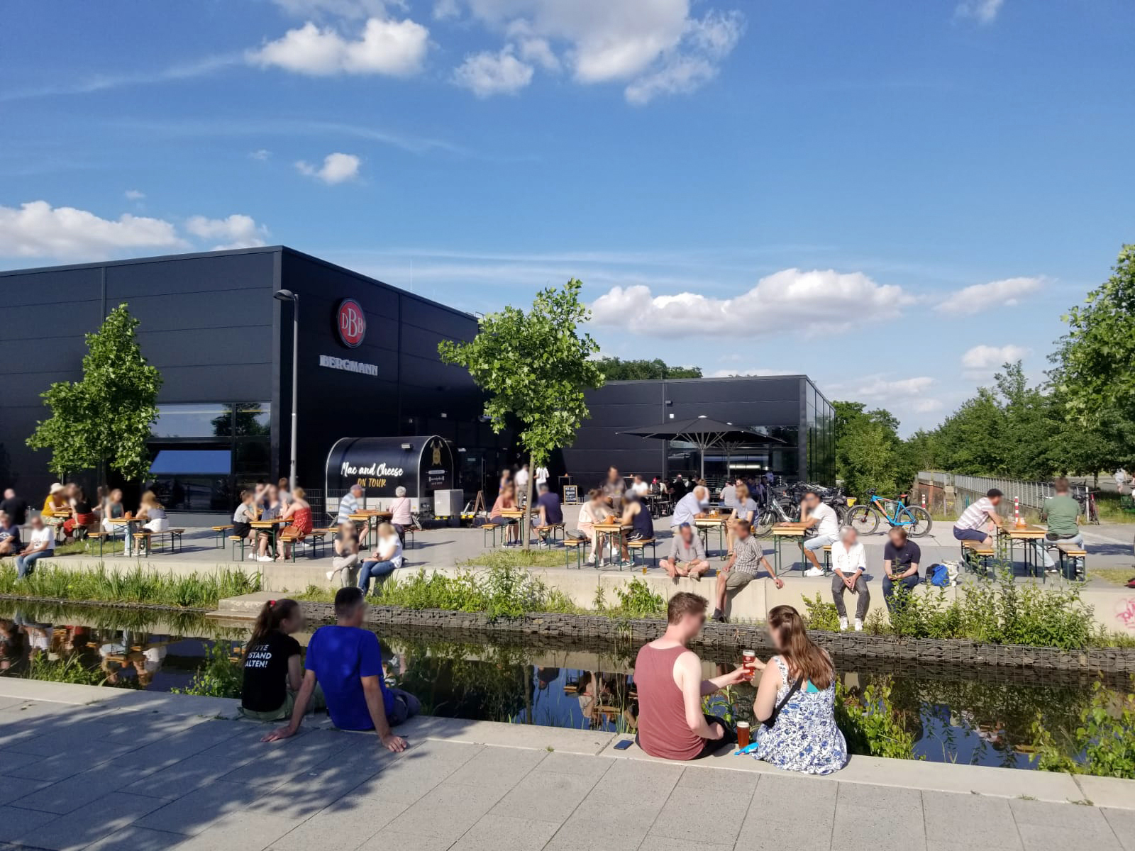 Das Foto zeigt die Stehbierhalle der Bergmannbrauerei