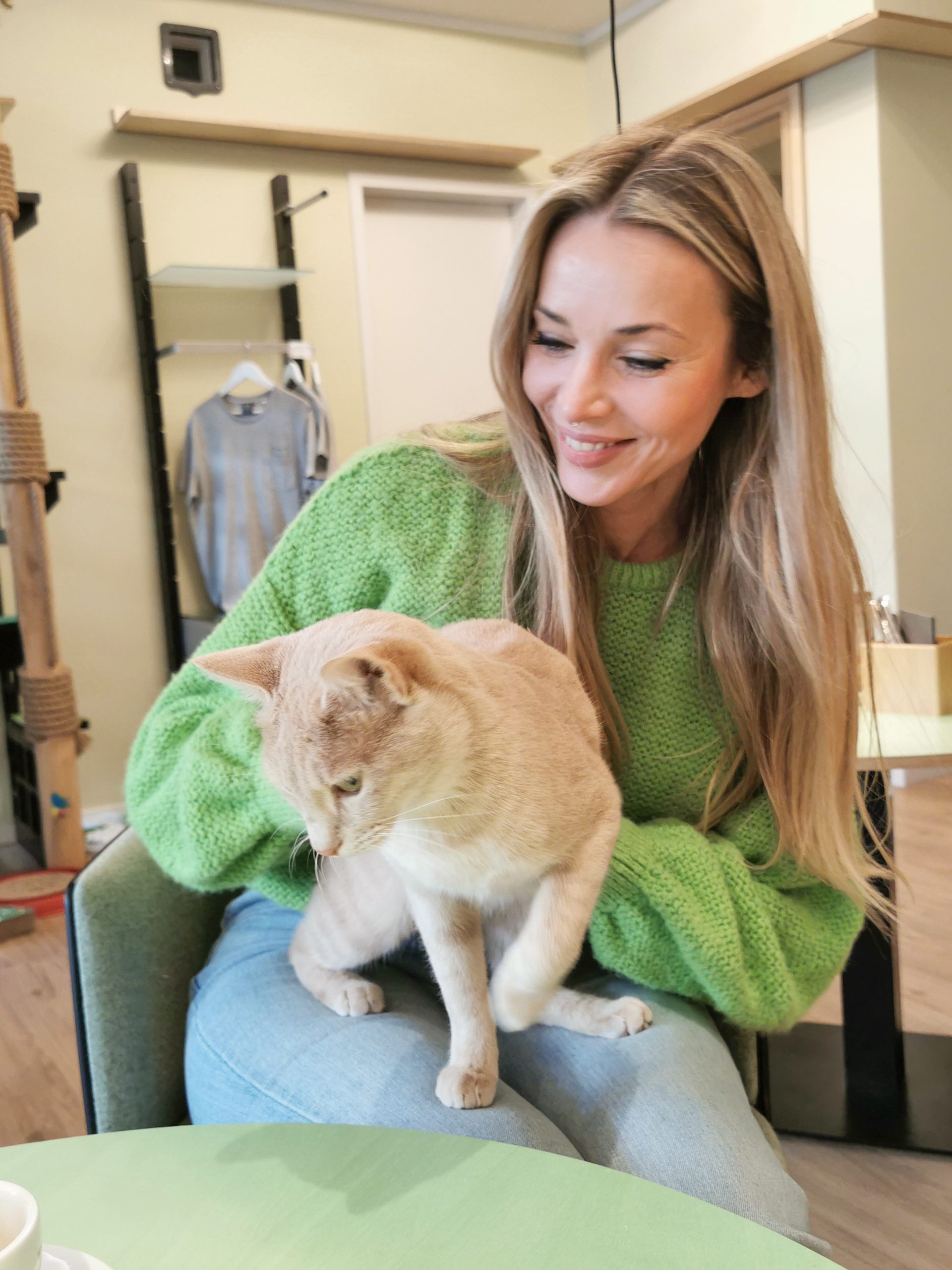 Das Foto zeigt Sandra mit Kater Hulle im Katzencafé Katzentempel Bochum