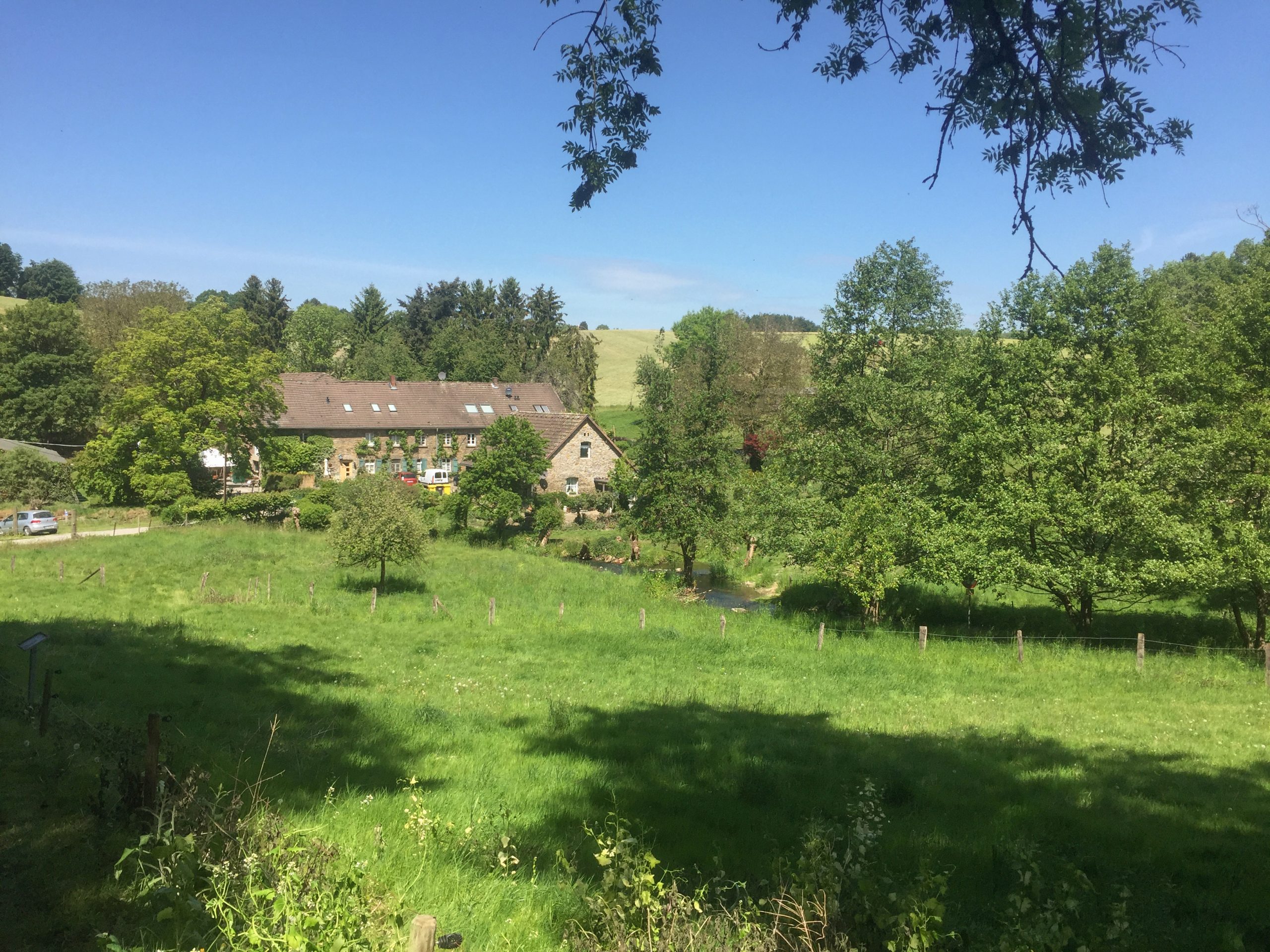 Das Foto zeigt das Vogelsangbachtal und das Café Herberge