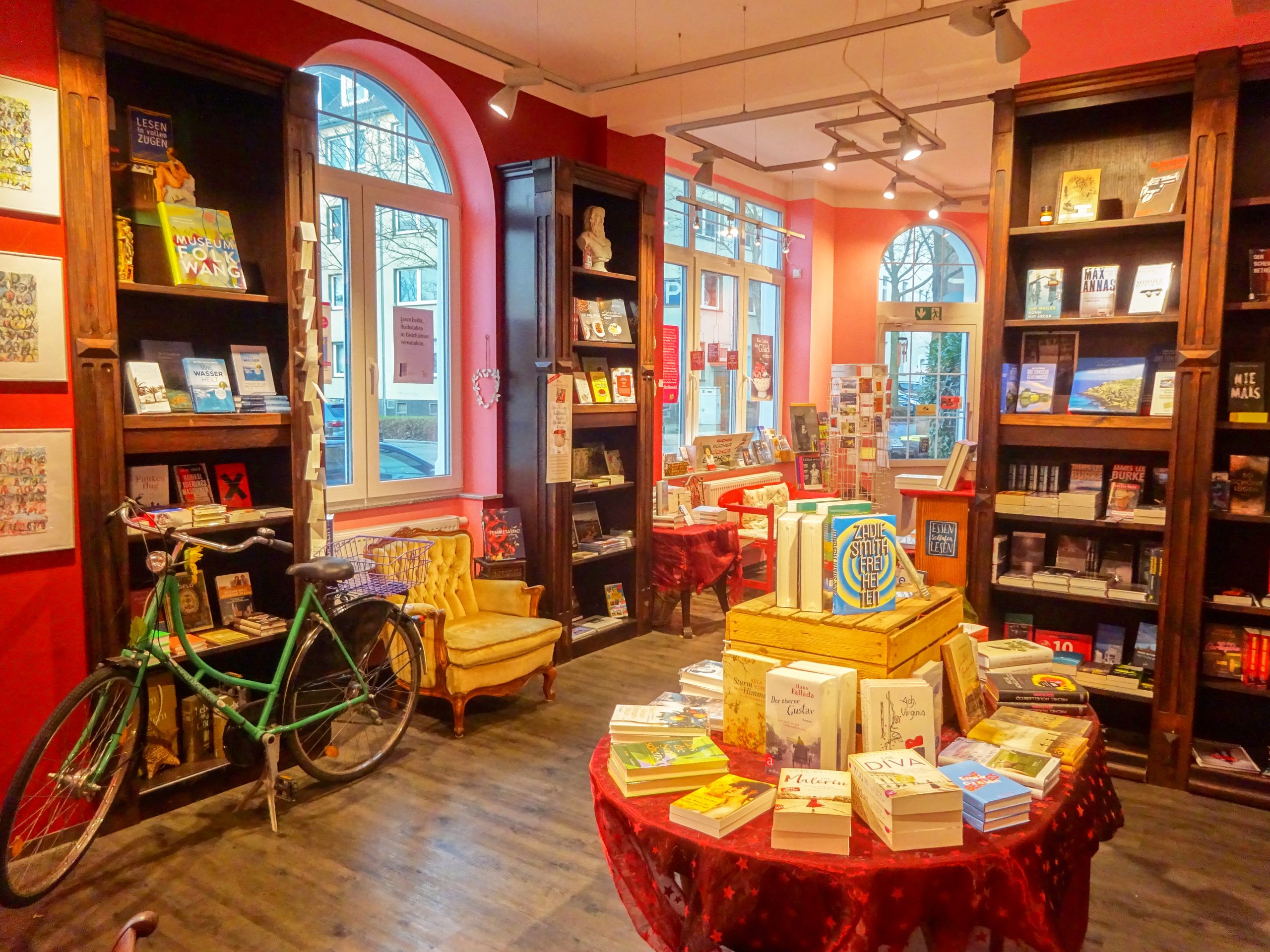 Das Bild zeigt Bücher in der Buchhandlung Alex liest Aghatha in Essen Rüttenscheid