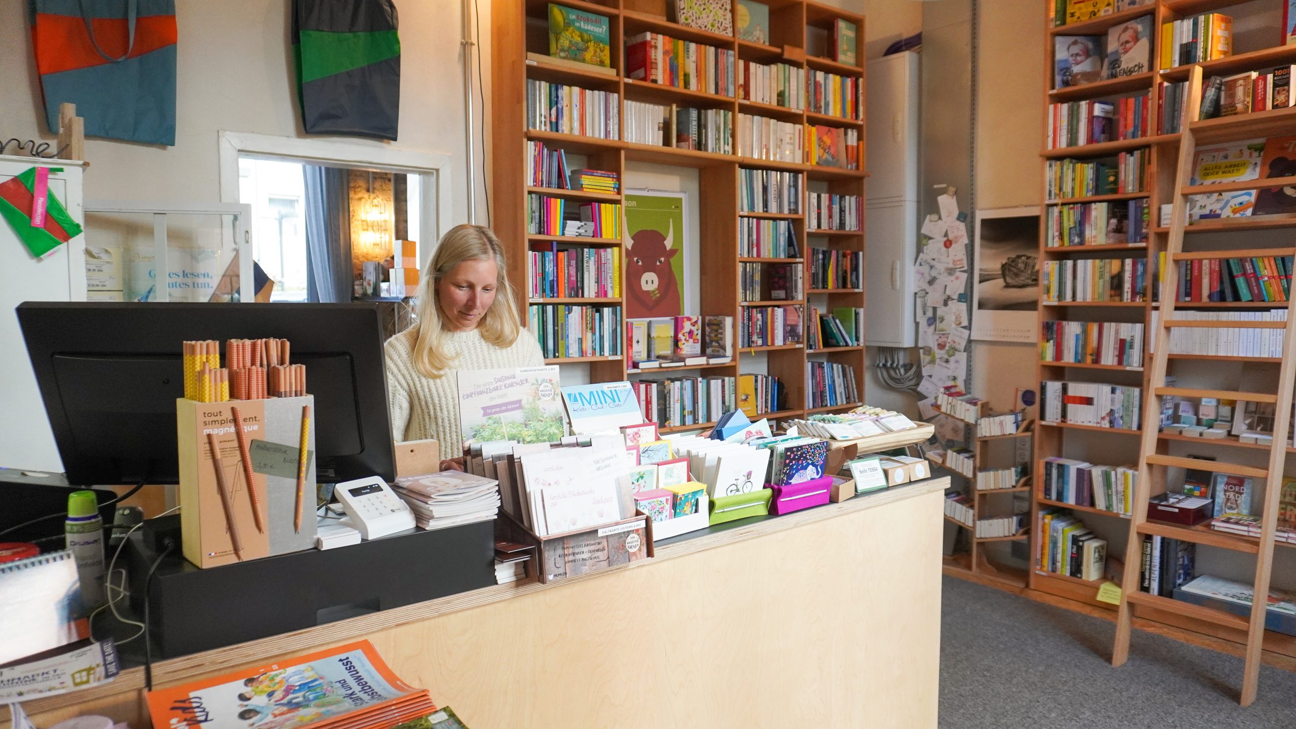 Das Foto zeigt Gunda, die Betreiberin der Buchhandlung Busch imBUSCH im Kortländer Kiez in Bochum