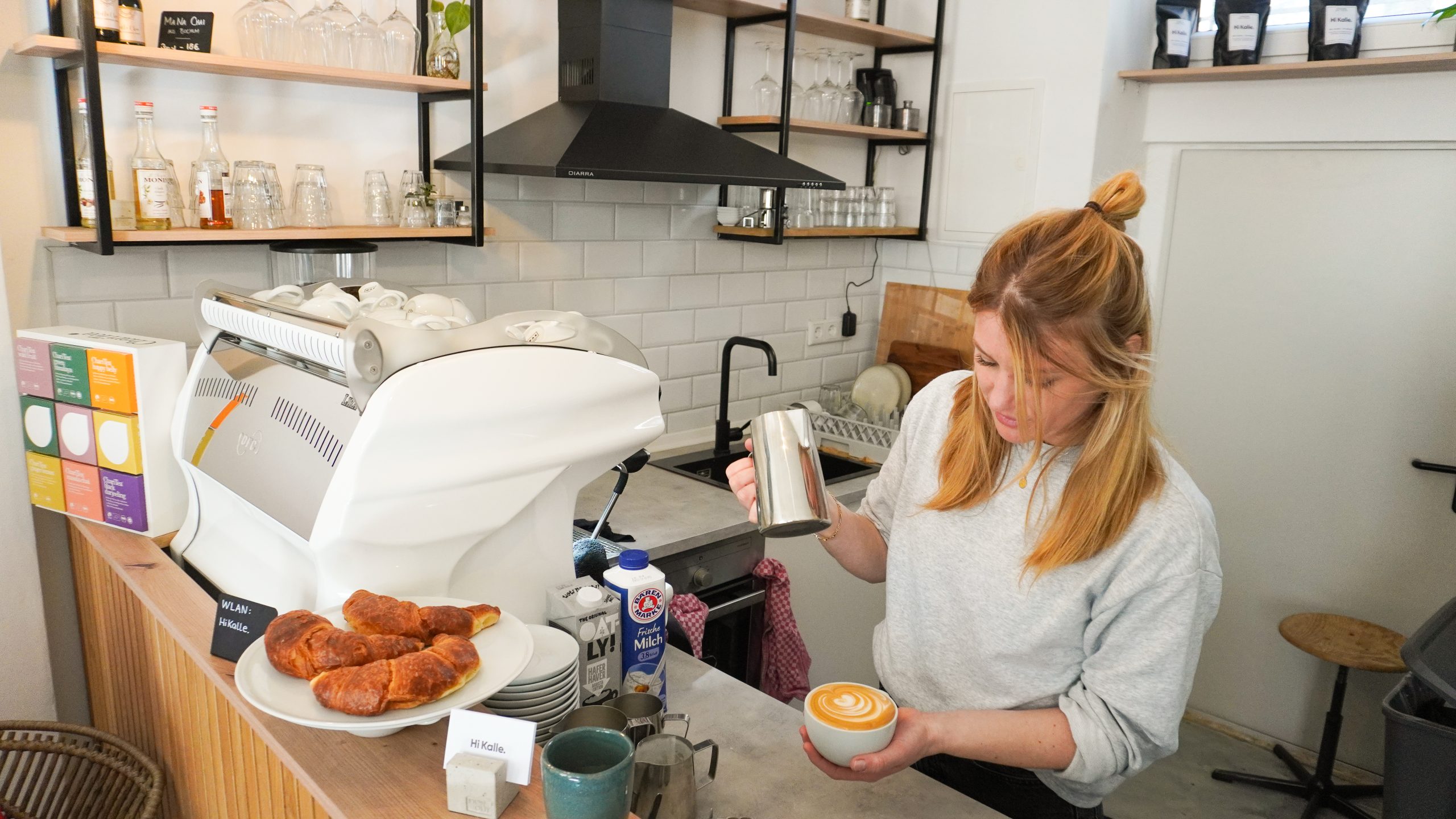 Das Foto zeigt Desiree, die Betreiberin des Cafés Hi Kalle im Kortländer Kiez in Bochum