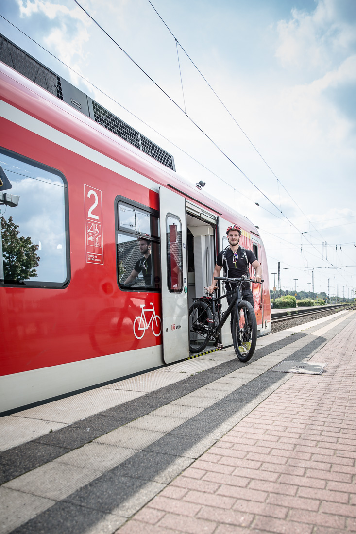 Das Foto zeigt einen Radfahrer bei der Ankunft mit der Deutschen Bahn