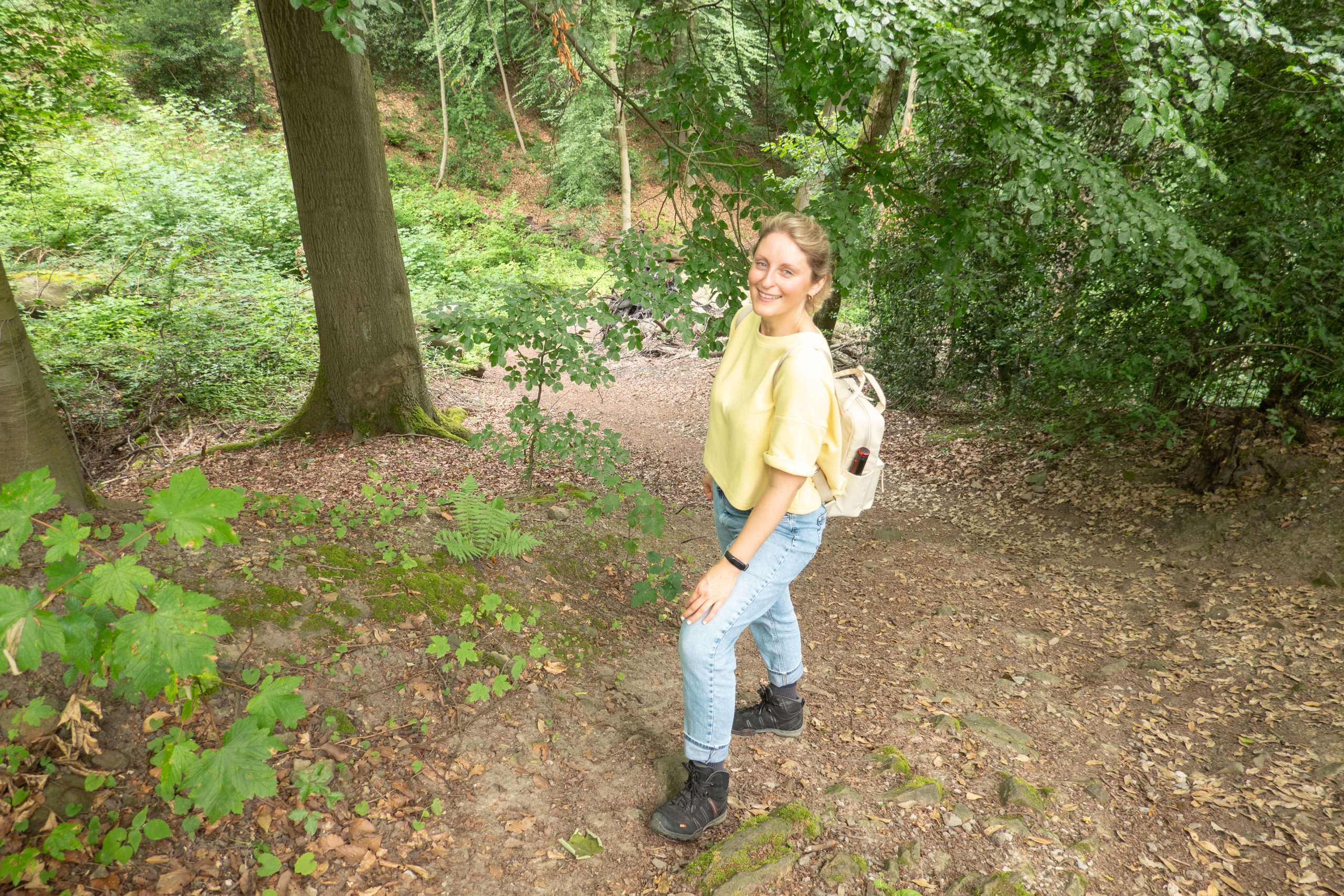 Das Foto zeigt Katalina beim Wandern im Stadtwald von Essen-Kettwig