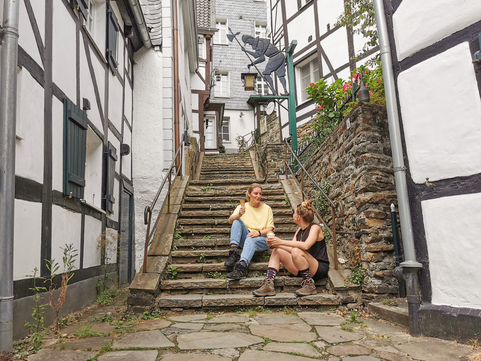 Das Foto zeigt Katalina und Leonie in der Altstadt von Essen-Kettwig