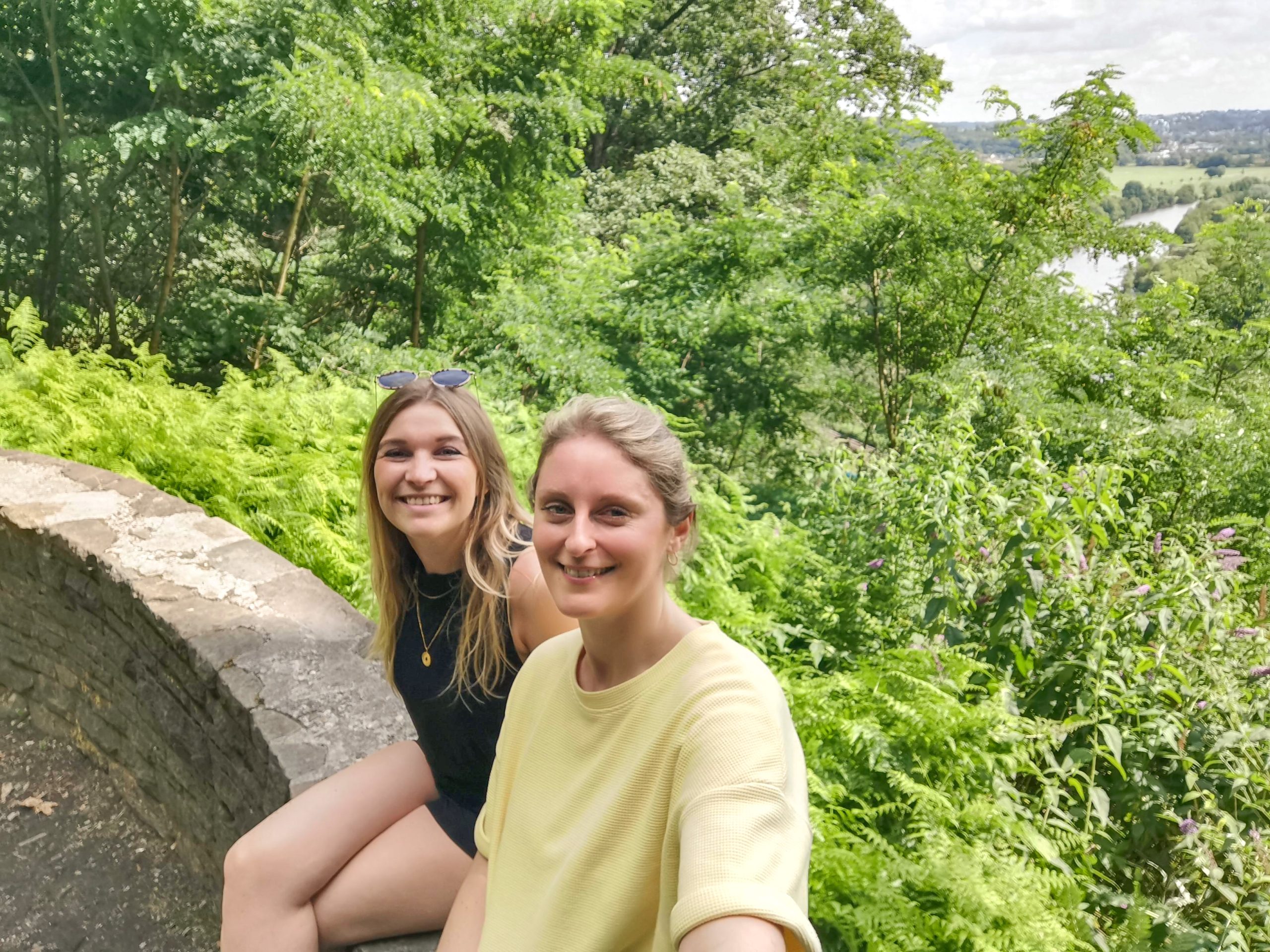 Das Foto zeigt Katalina und Leonie beim Wandern im Stadtwald in Essen-Kettwig