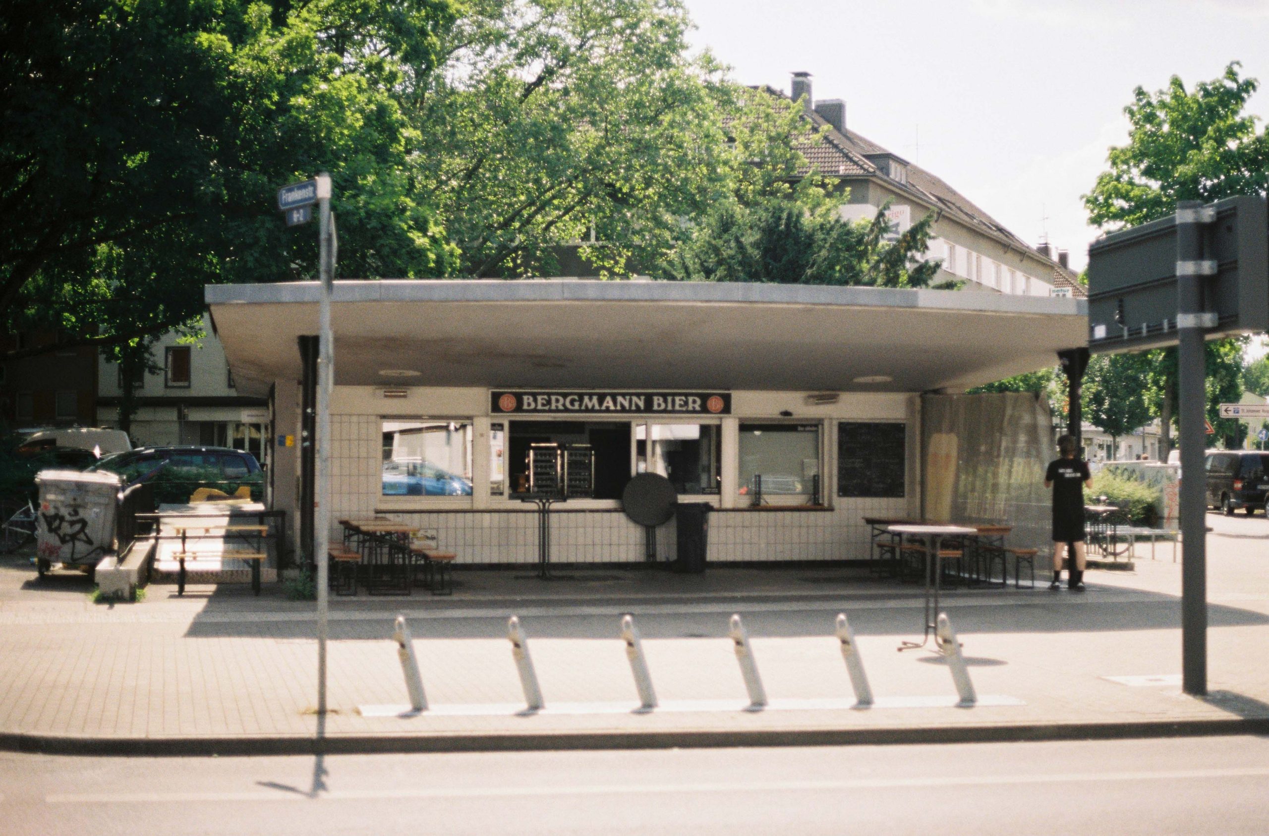 Das Foto zeigt den Kiosk der Bergmann Brauerei in Dortmund, den Nina bei ihrer Fototour mit der Analogkamera fotografiert hat