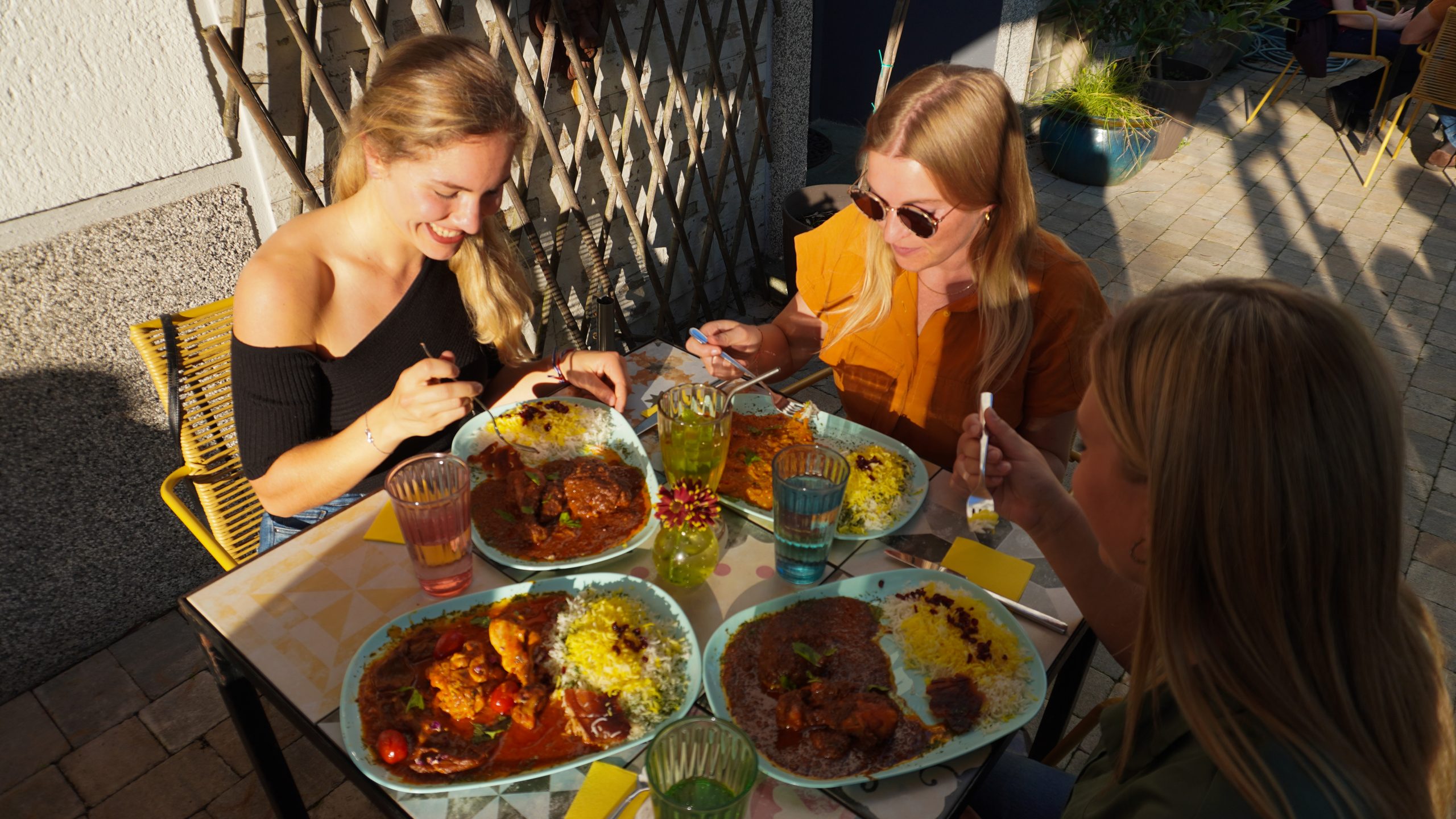 Das Foto zeigt das Café Safran in Bochum Ehrenfeld