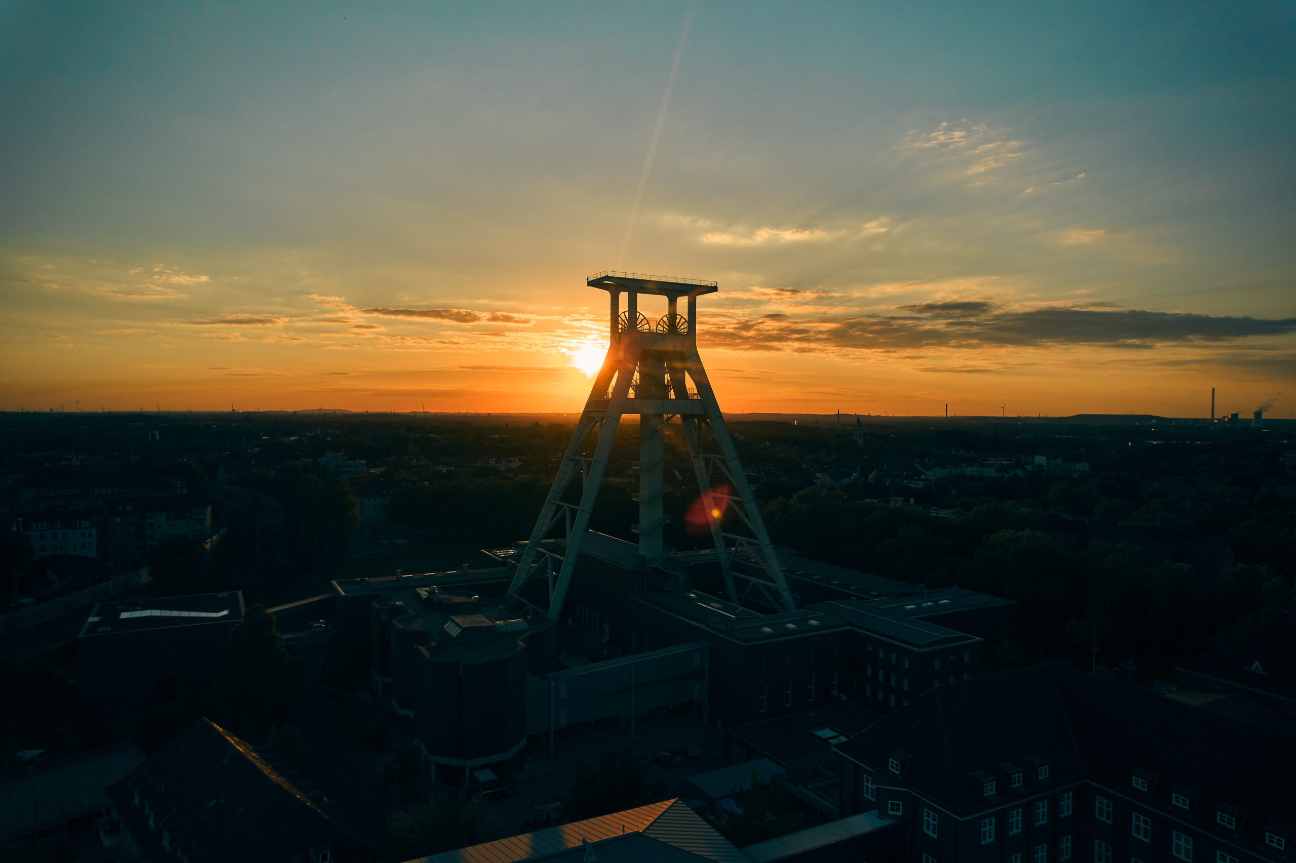 Das Foto zeigt das Deutsche Bergbau-Museum in Bochum beim Sonnenuntergang