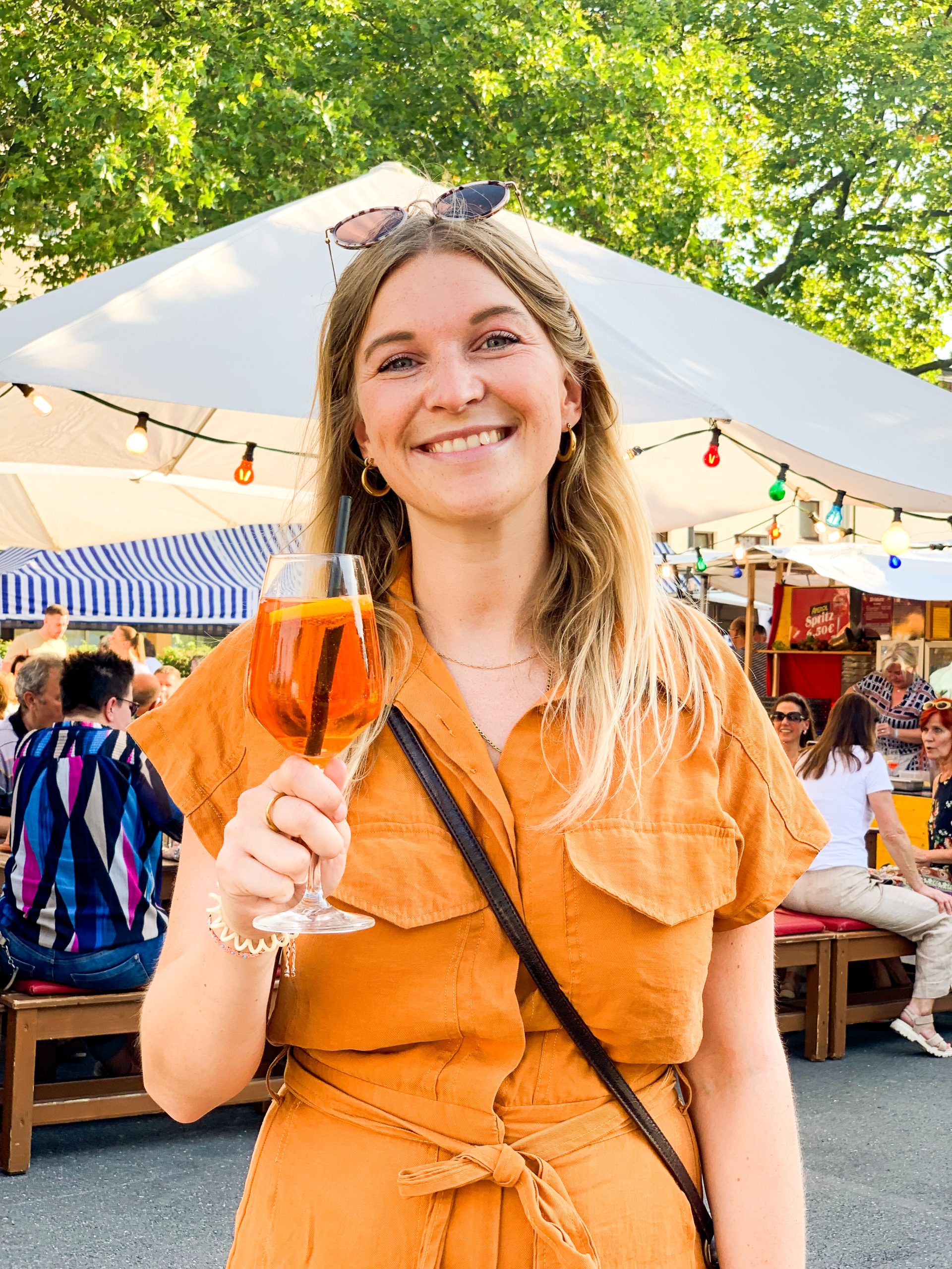 Das Foto zeigt Leonie mit einem Aperol Spritz auf dem Feierabendmarkt in Bochum