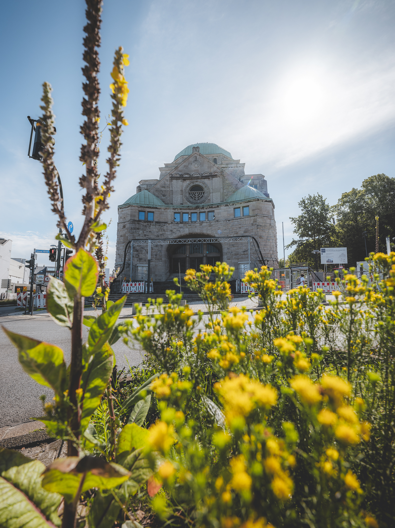 Das Foto zeigt die Alte Synagoge bei einem Graffitti Walk durch Essen