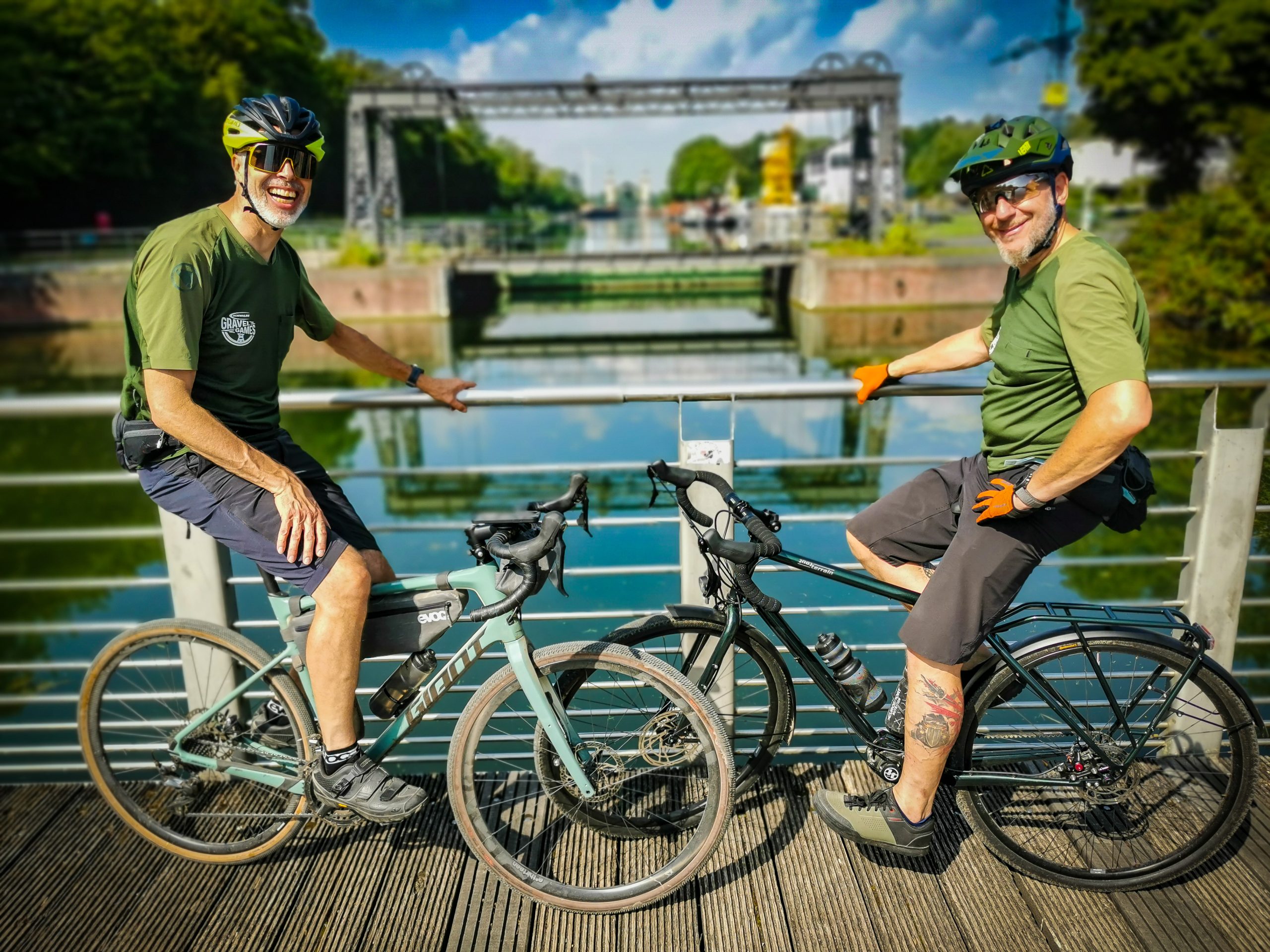 Das Bild zeigt zwei Männer auf Gravel Bikes