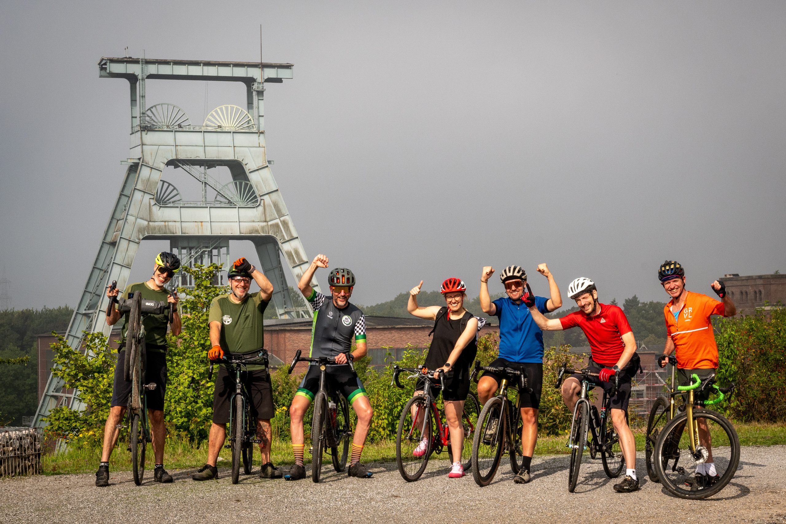 Das Bild zeigt 7 Personen auf Gravel Bikes auf dem Gelände der Zeche Ewald