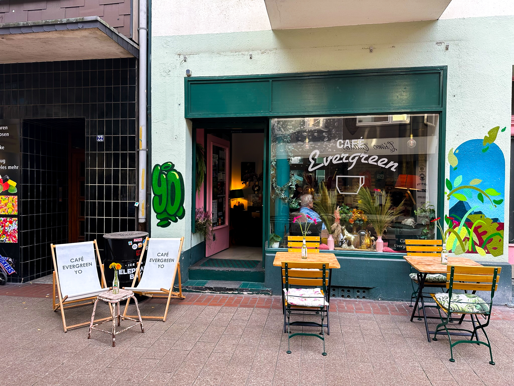 Das Foto zeigt das Café Evergreen im Dellviertel in Duisburg