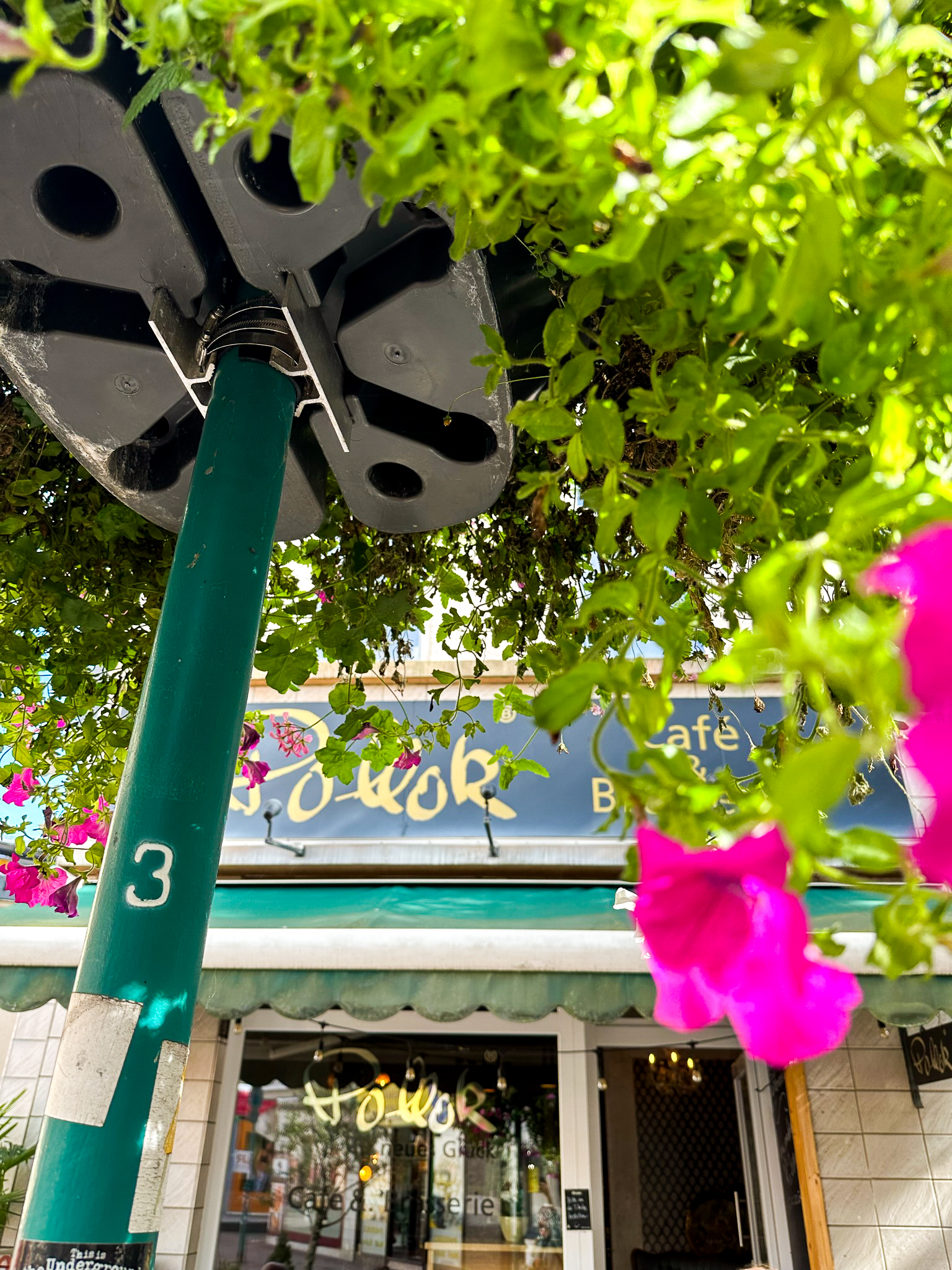 Das Foto zeigt das Café Pollok im Dellviertel in Duisburg