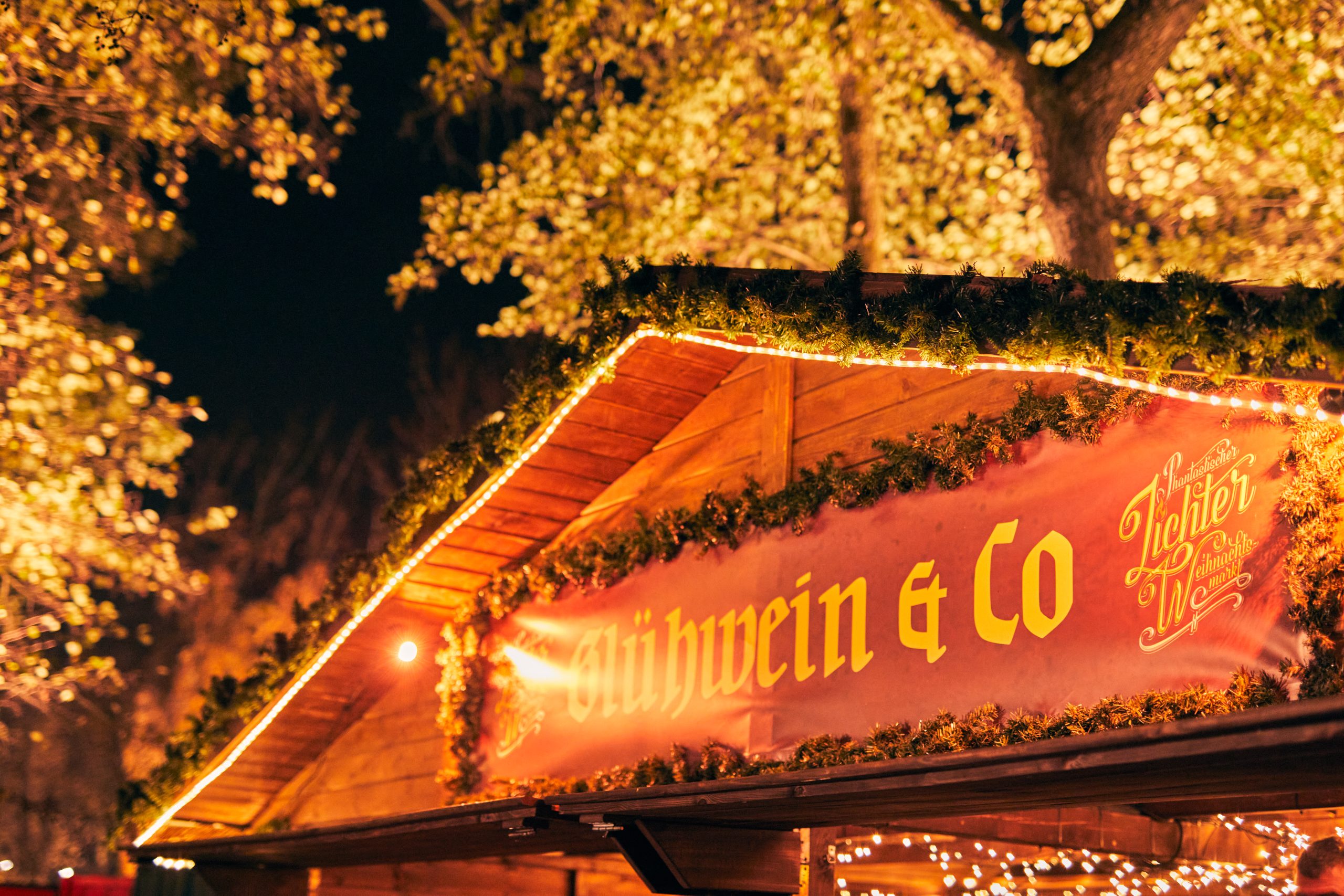 Das Foto zeigt den Weihnachtsmarkt im Fredenbaumpark in Dortmund
