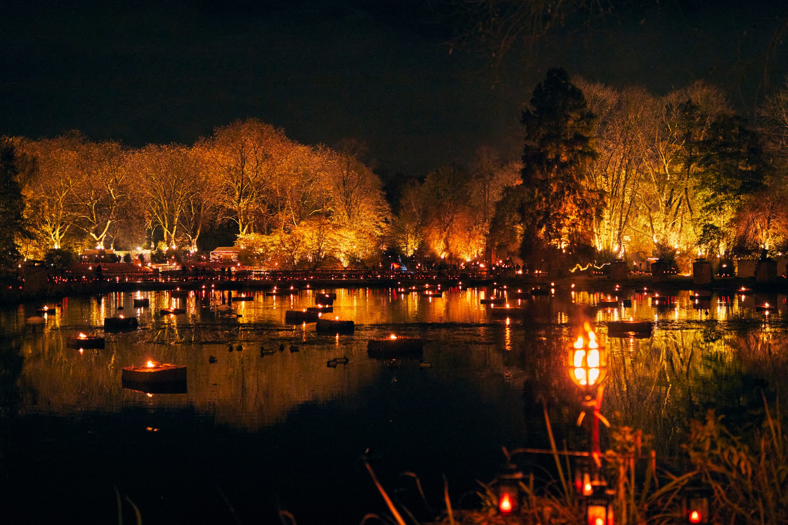 Das Foto zeigt den Weihnachtsmarkt im Fredenbaumpark in Dortmund