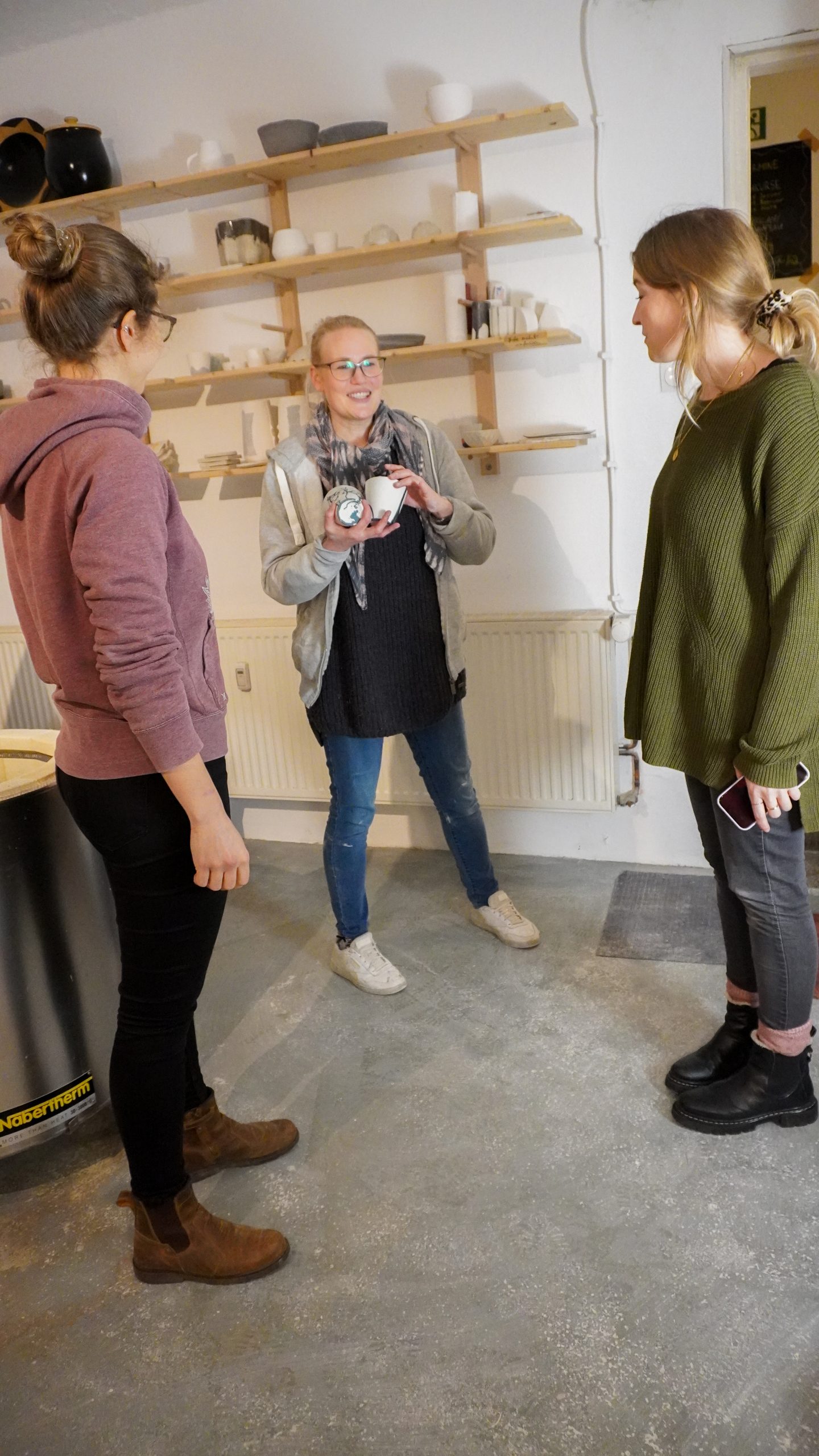 Das Foto zeigt einen Porzellan Workshop im Atelier von Stuttfeld Design in Essen Rüttenscheid.