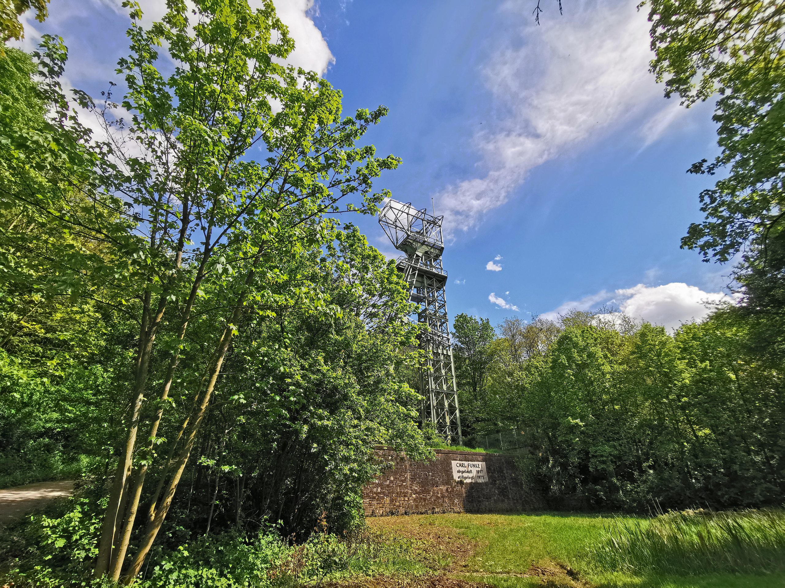 Das Foto zeigt das Gerüst der Zeche Carl Funke am Nordufer des Baldeysees in Essen