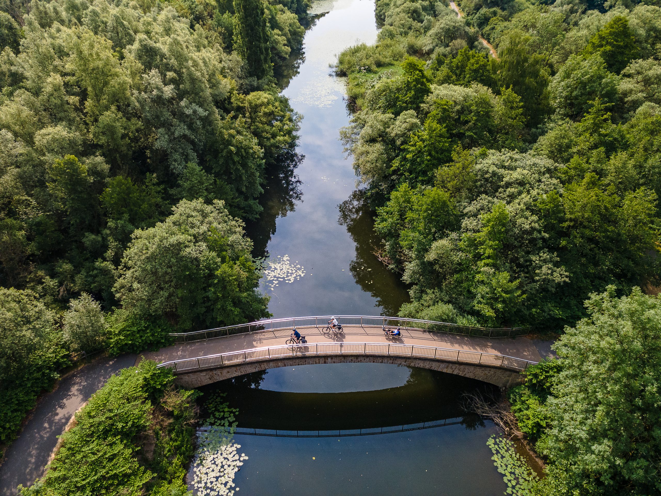 Das Foto zeigt Radfahrer auf einer Brücke auf dem RuhrtalRadweg in Essen