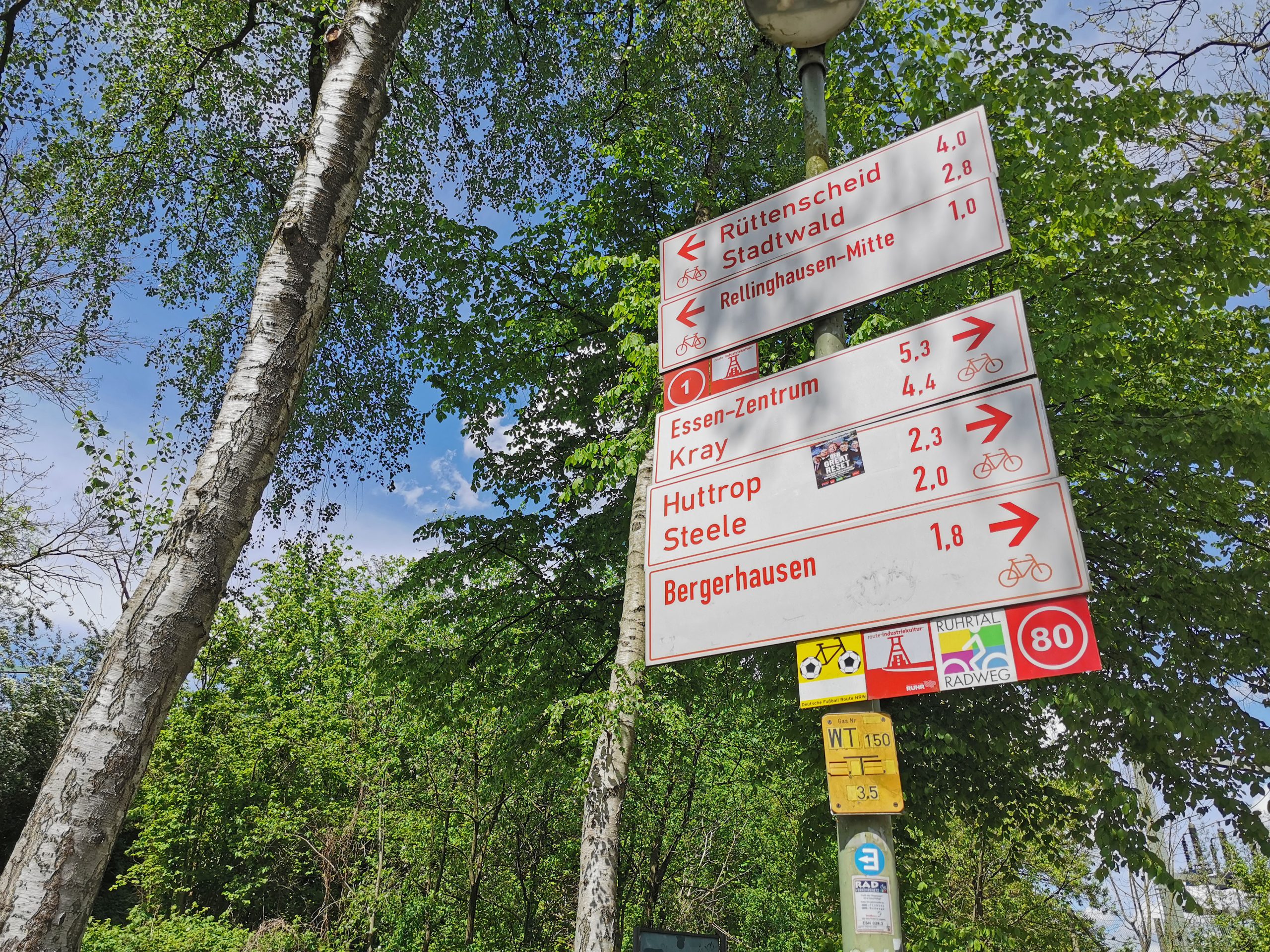 Das Foto zeigt den Knotenpunkt 51, an dem man vom RuhrtalRadweg auf die Grugatrasse wechselt