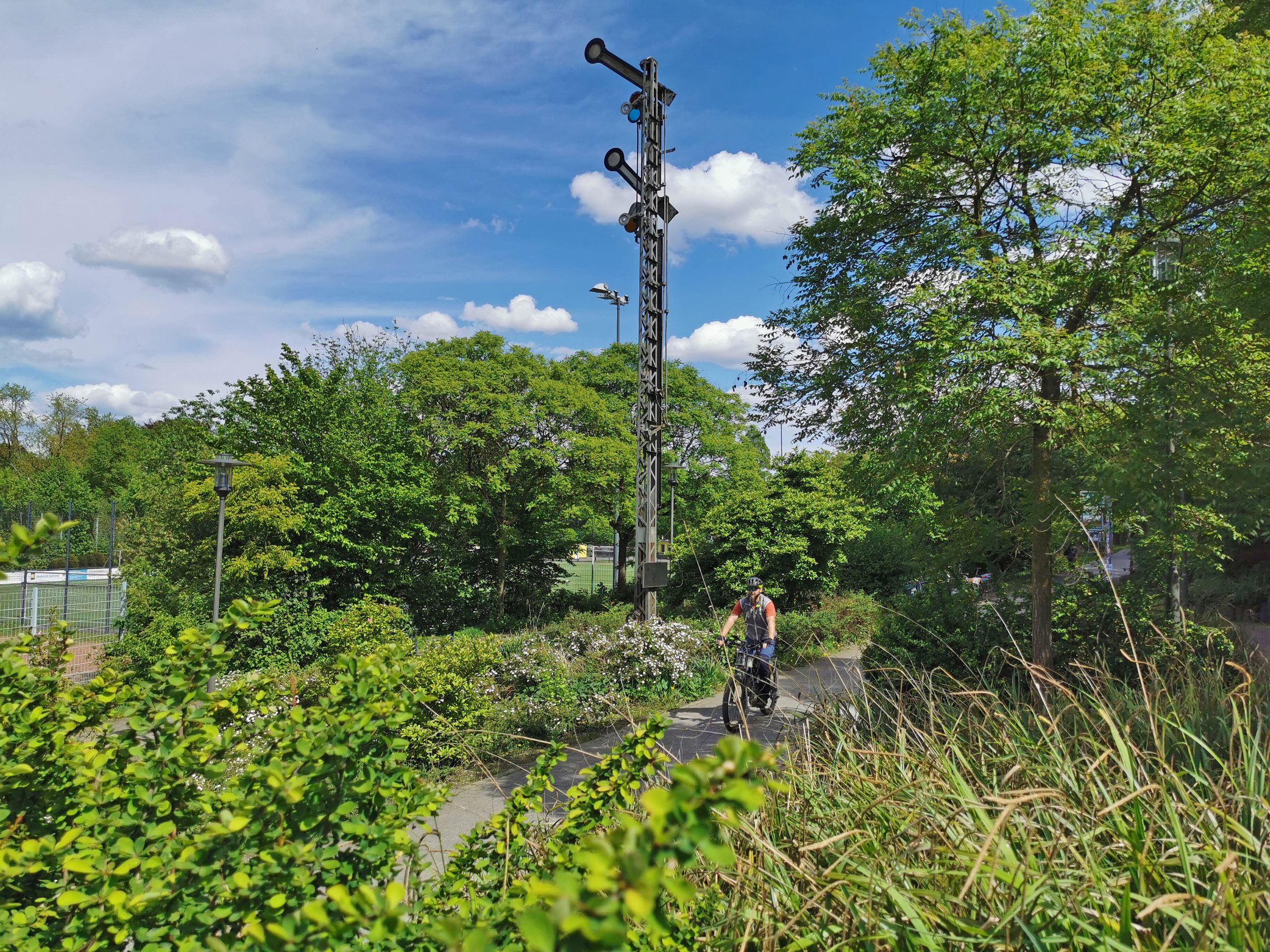 Das Foto zeigt Jochen bei der Radtour auf der Grugatrasse in Essen