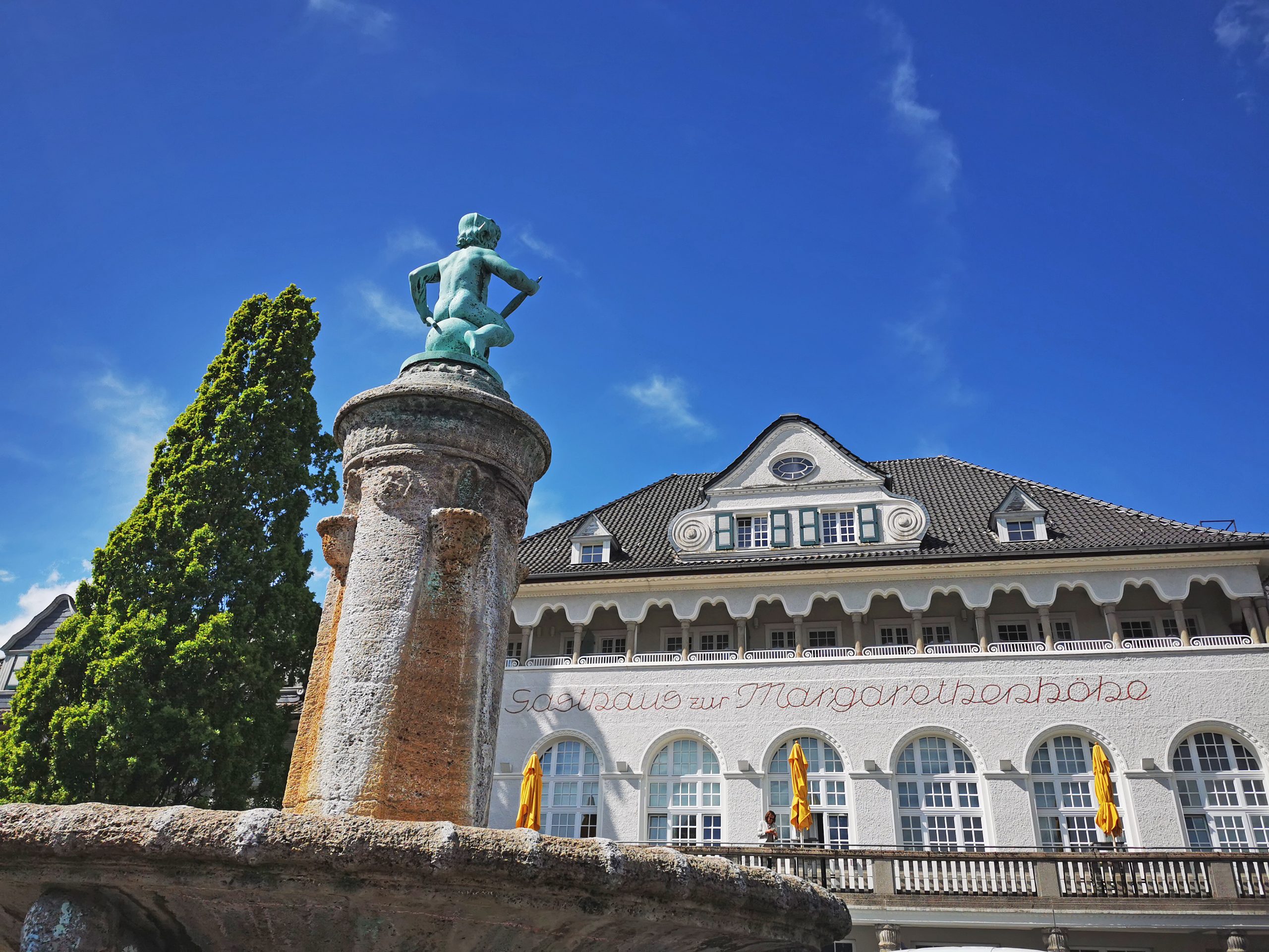 Das Foto zeigt das Mintrops Stadthotel direkt am Marktplatz der Margarethenhöhe