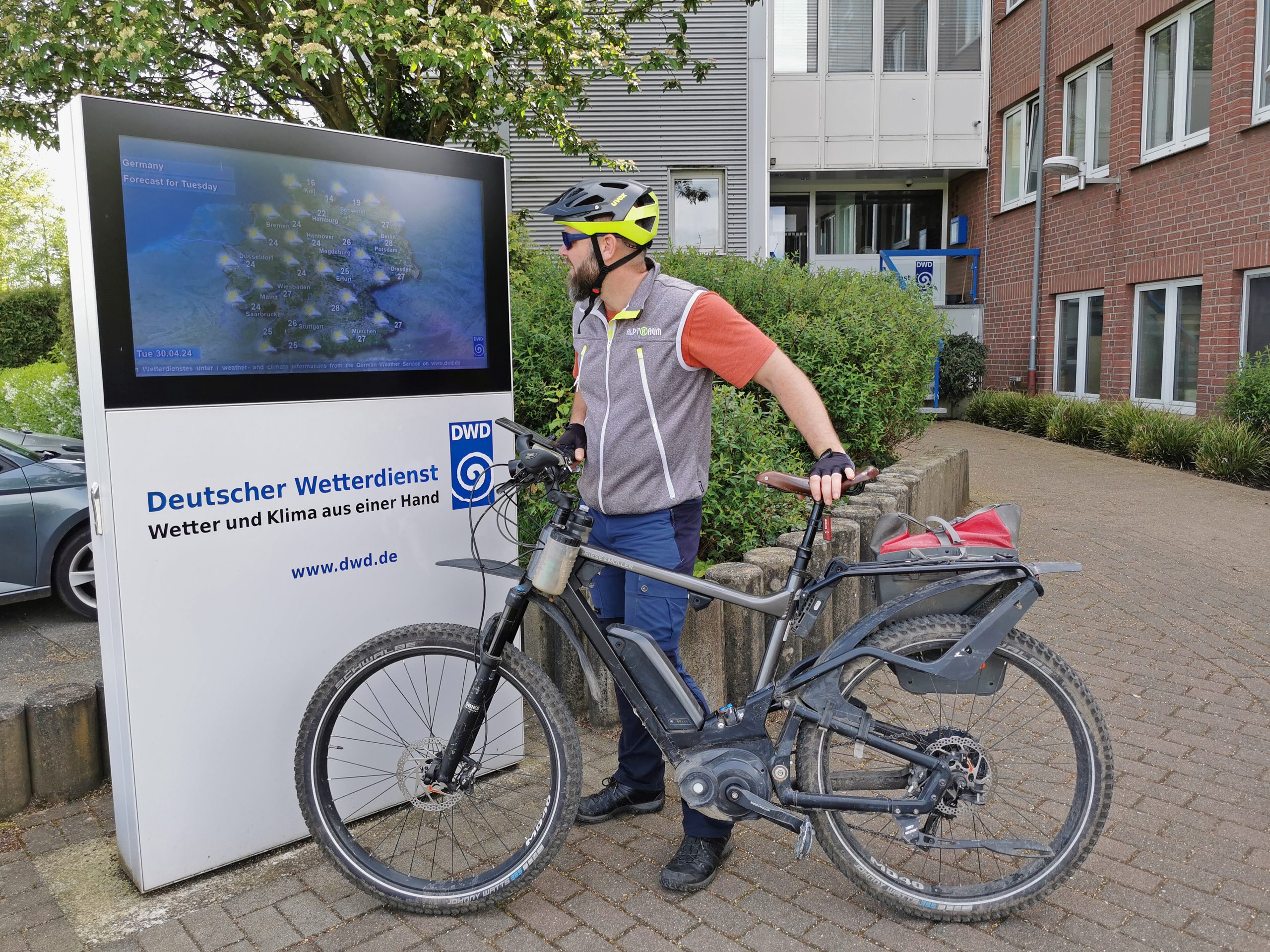 Das Foto zeigt Jochen bei der Radtour vorm Deutschen Wetterdienst in Essen