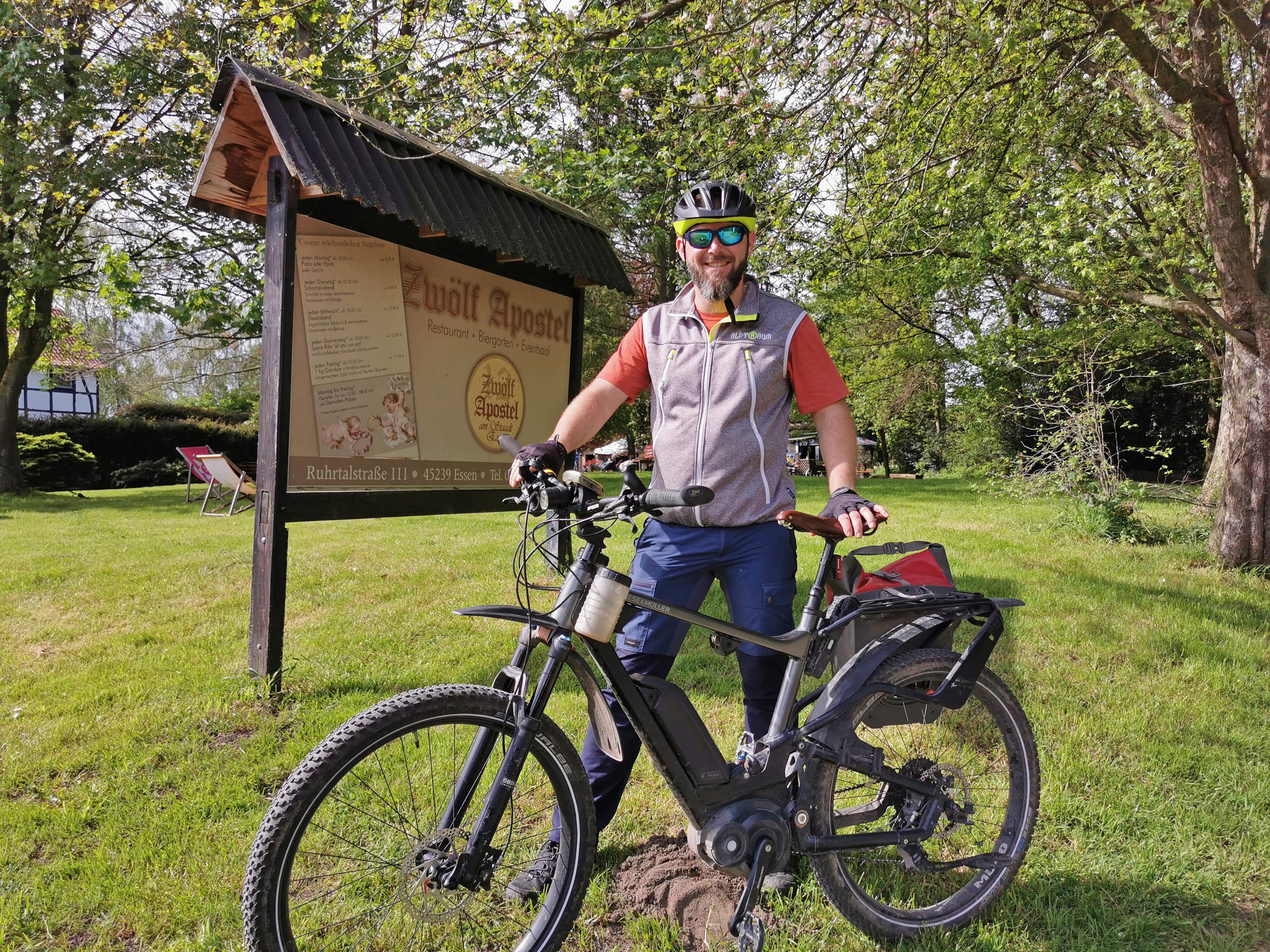 Das Foto zeigt Jochen auf der Radtour vorm Restaurant "Zwölf Apostel" an der Ruhr in Essen