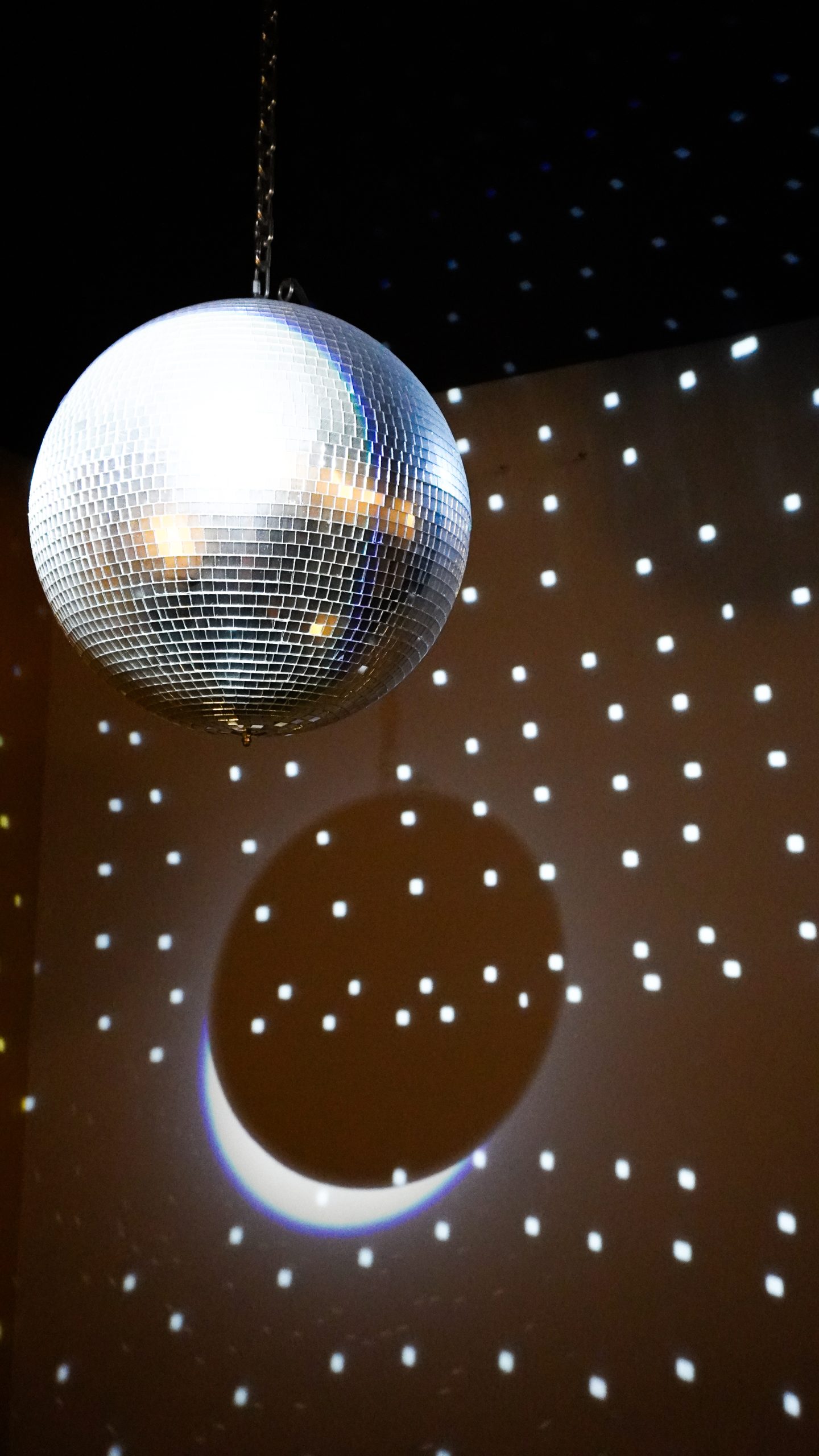 Das Foto zeigt eine Discokugel