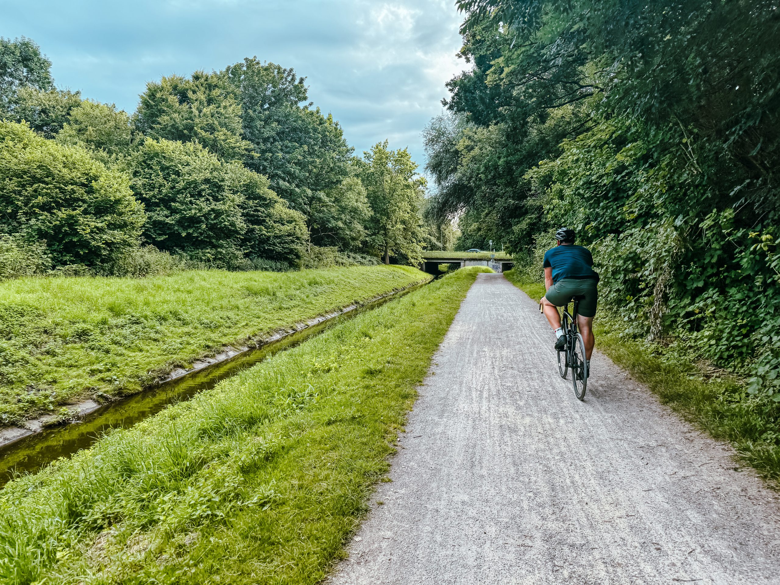 Das Foto zeigt Lukas beim Radfahren bei der Tag der Trinkhallen Radtourin Bochum