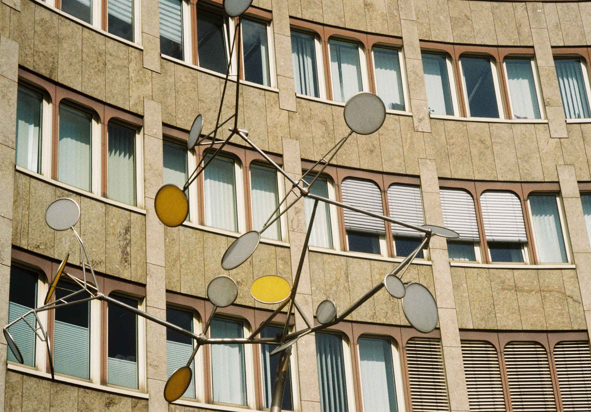 Das Foto zeigt ein Gebäude im Duisburger Dellviertel.