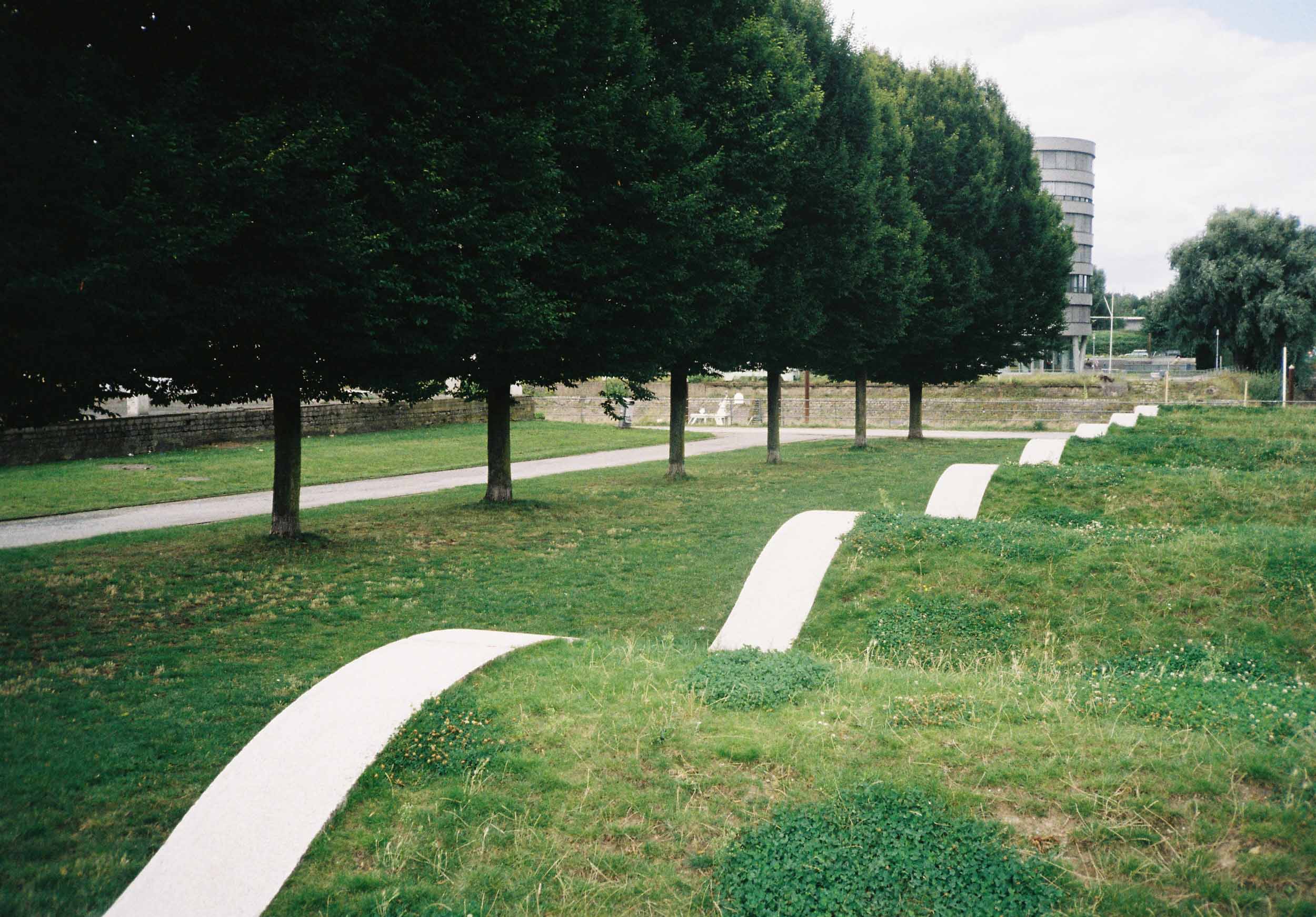 Das Foto zeigt einen Park beim Duisburger Innenhafen.