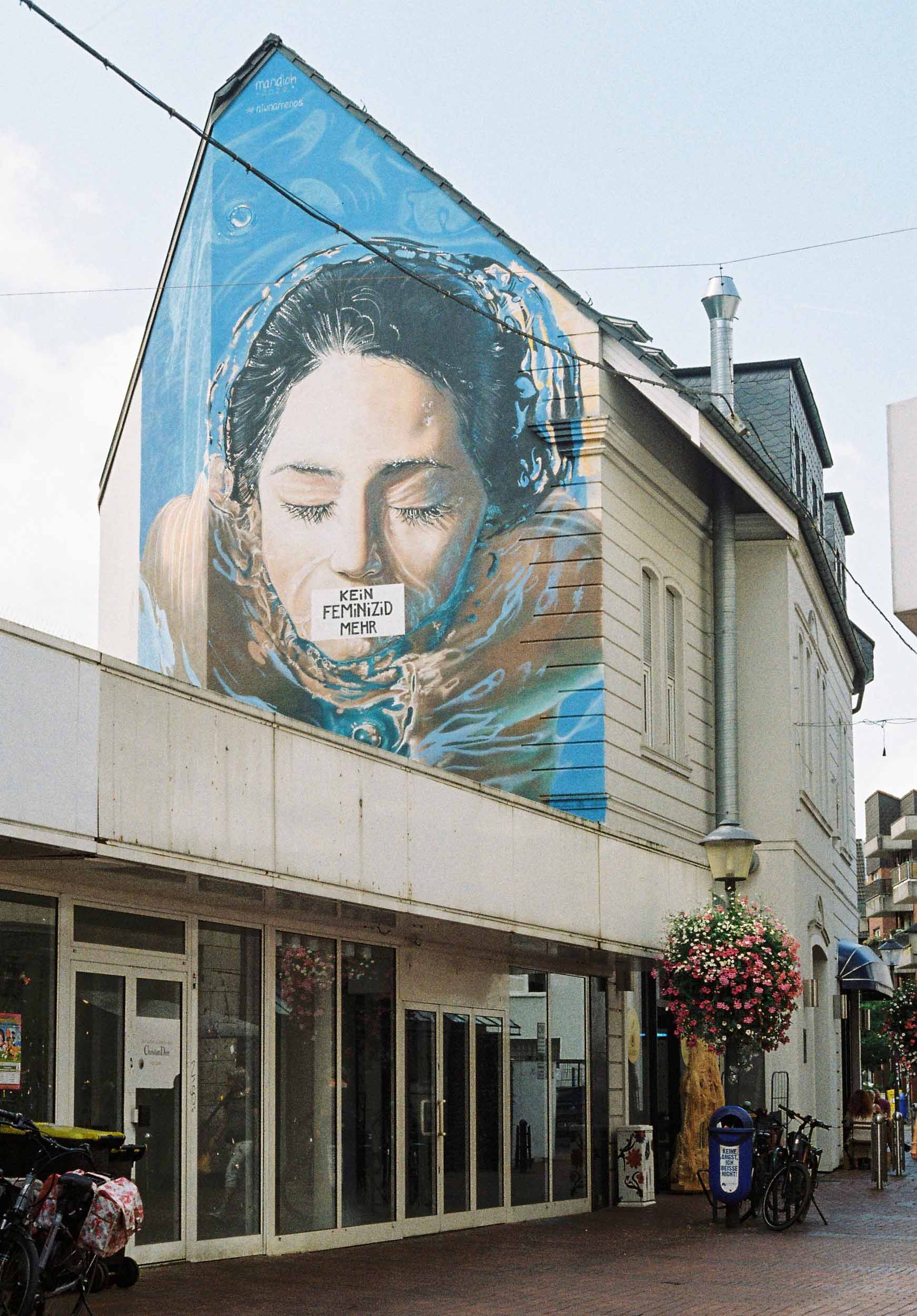 Das Foto zeigt Street Art/Graffiti in Gelsenkirchen Buer an einer Häuserwand.