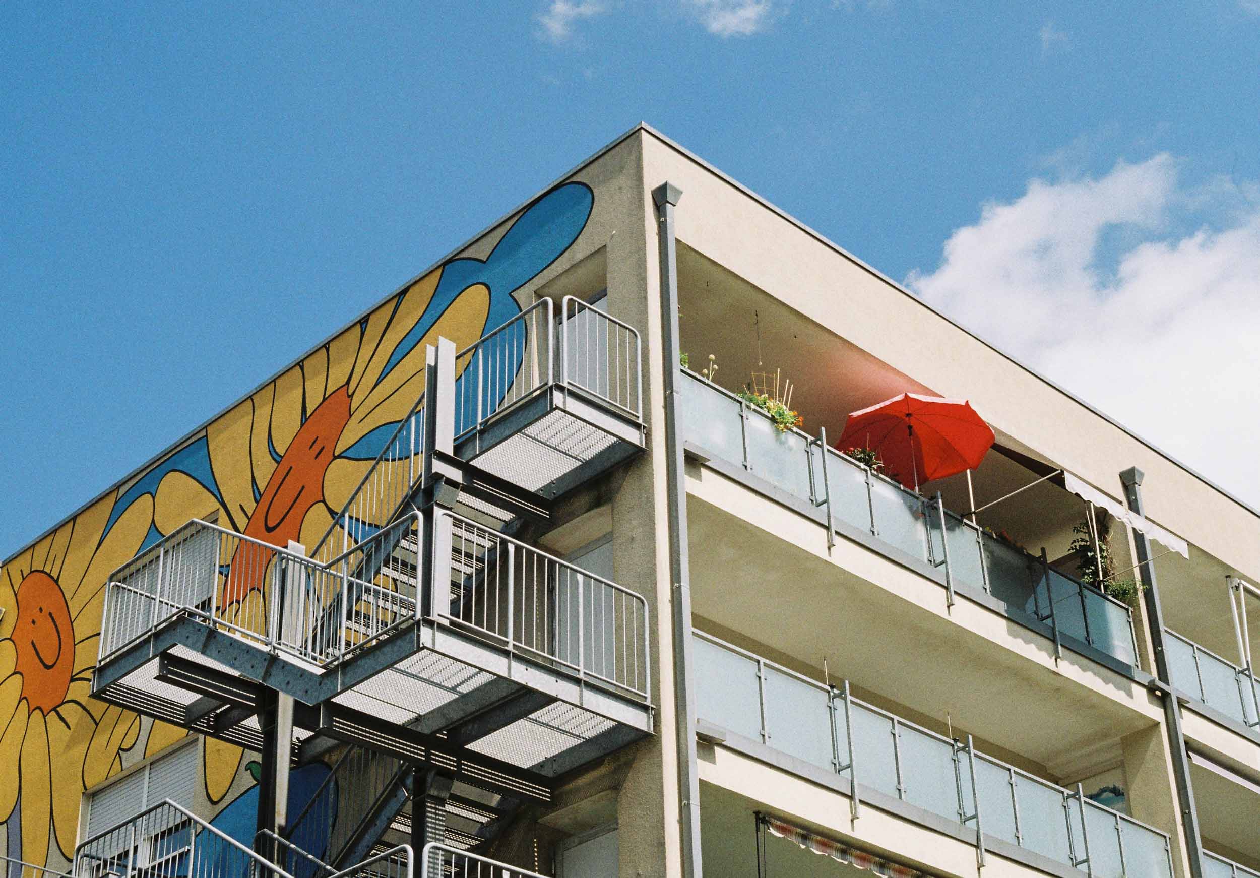 Das Foto zeig ein Gebäude in Gelsenkirchen Buer mit Graffiti an einer Hauswand.