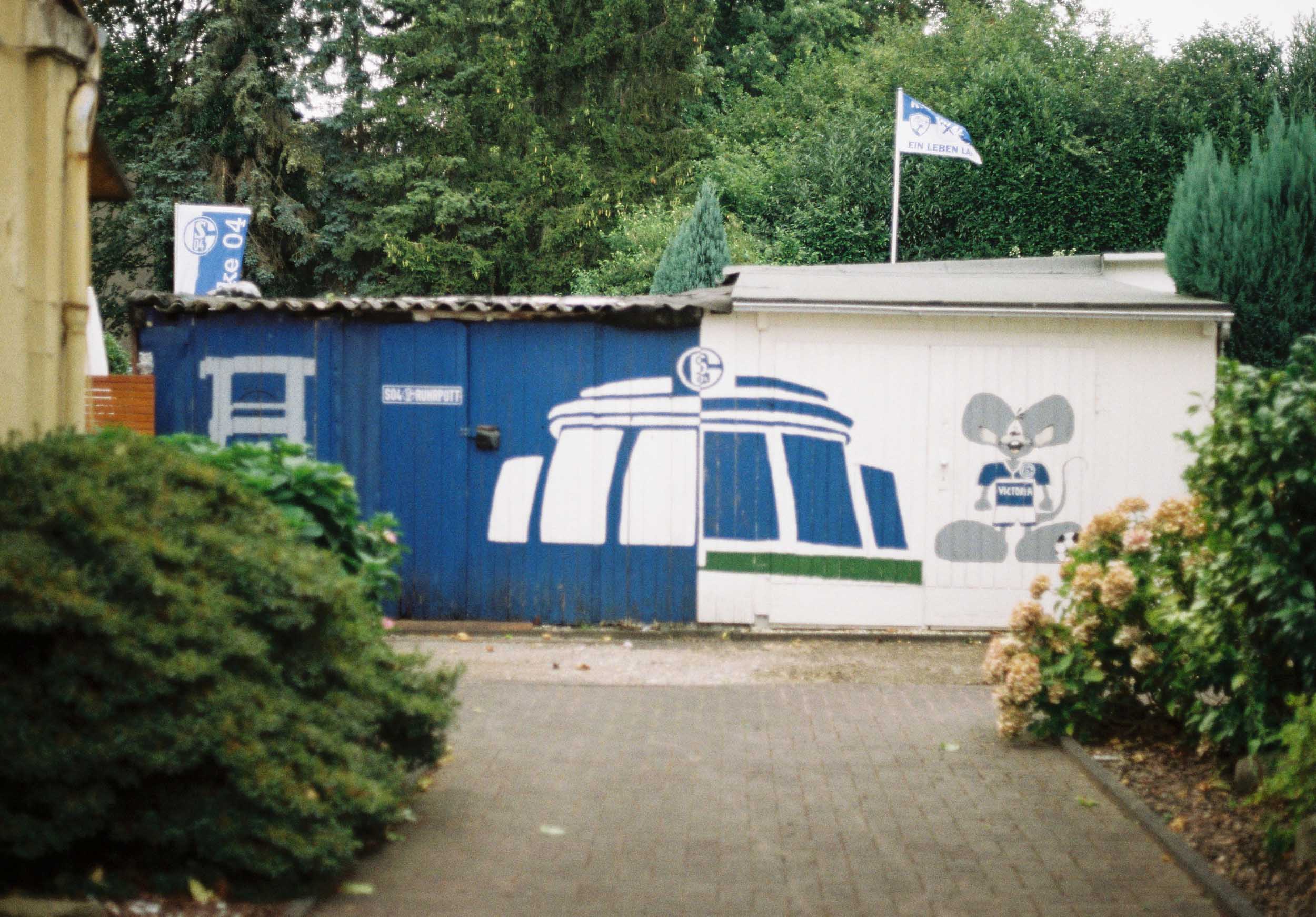 Das Foto zeigt bemalte Garagen in Gelsenkirchen in der Siedlung Dickebank.