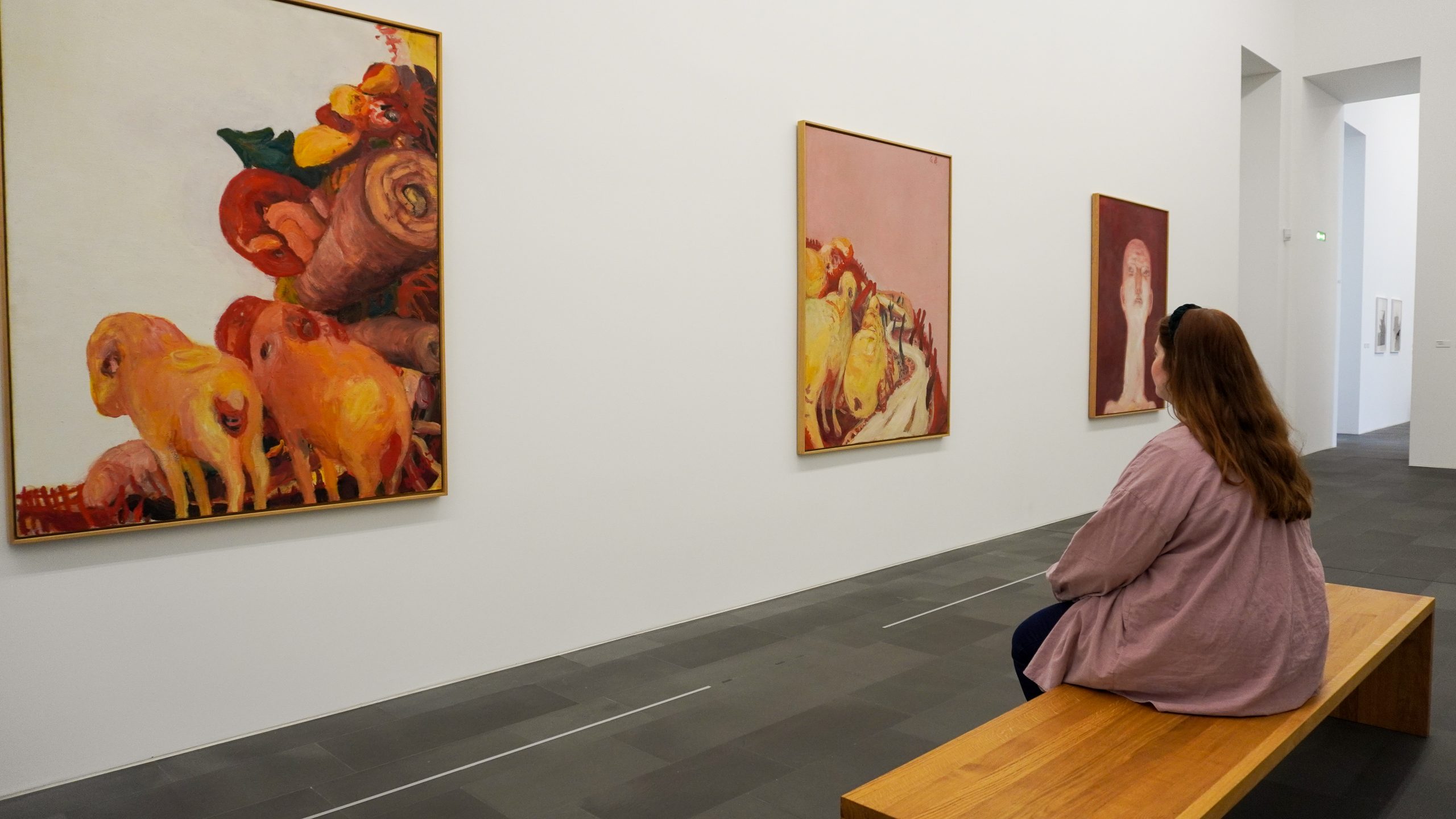 Das Bild zeigt eine Person im Museum Küppersmühle in Duisburg