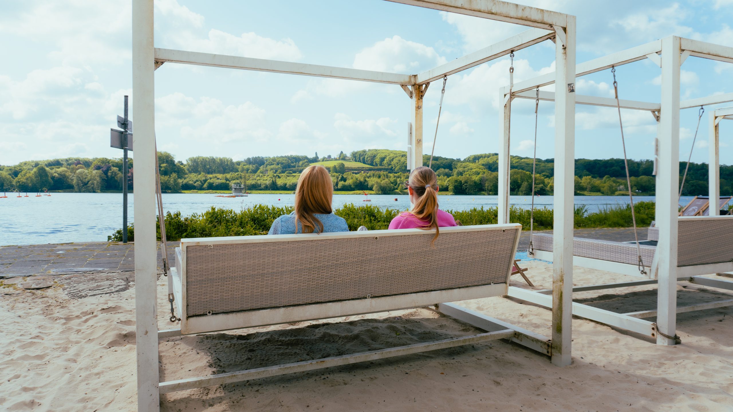 Das Foto zeigt den SeasideBeach am Essener Baldeneysee.