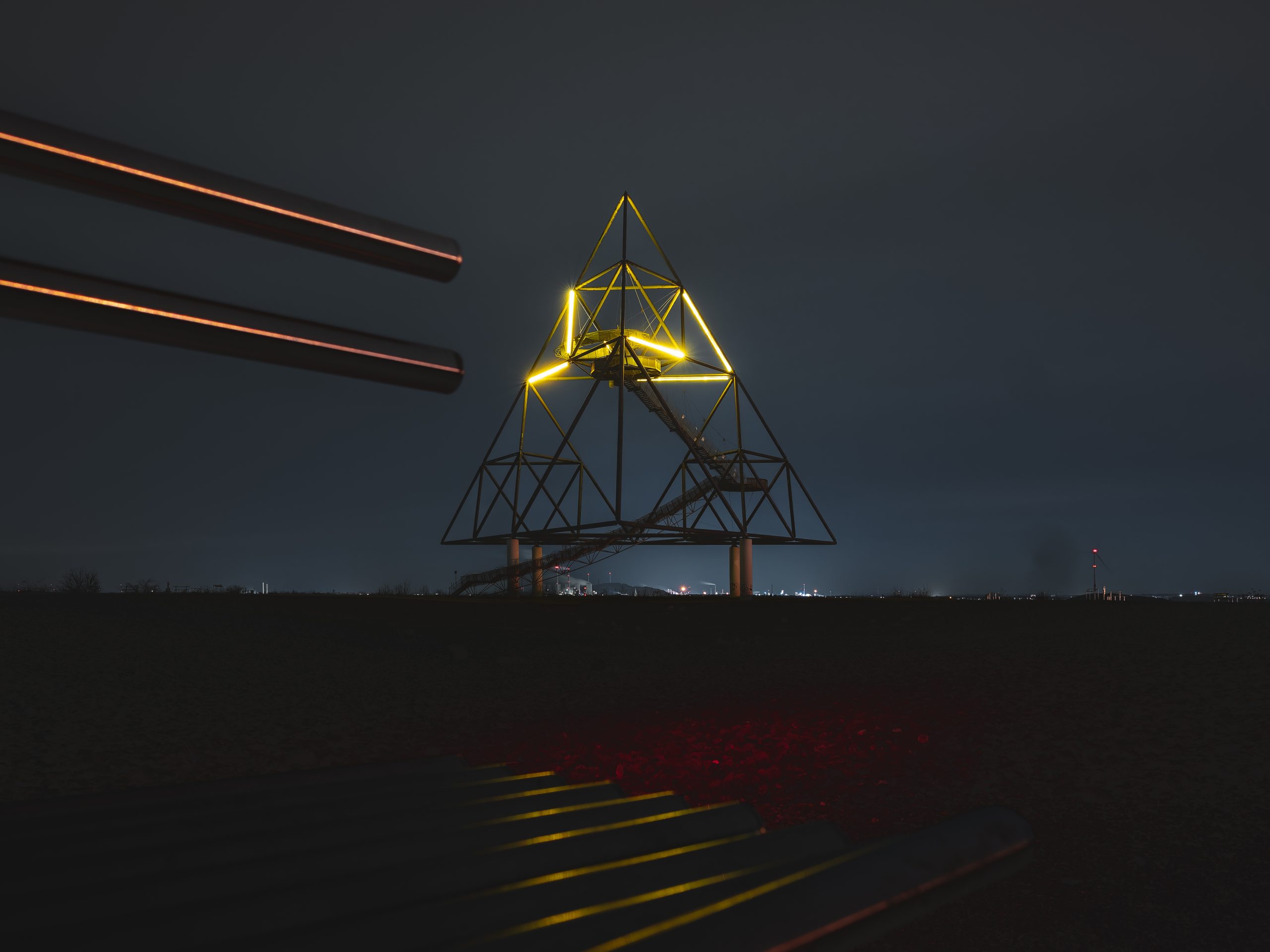 Das Bild zeigt die Halde Beckstraße mit dem Tetraeder in Bottrop.