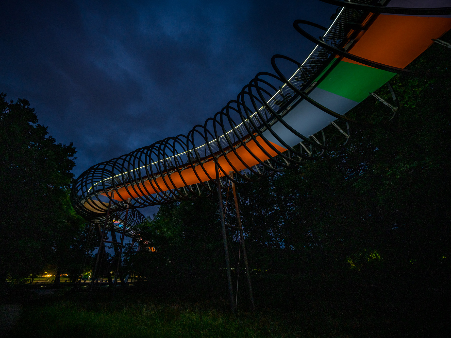 Das Foto zeigt die Brücke Slinky Springs to Fame in Oberhausen.