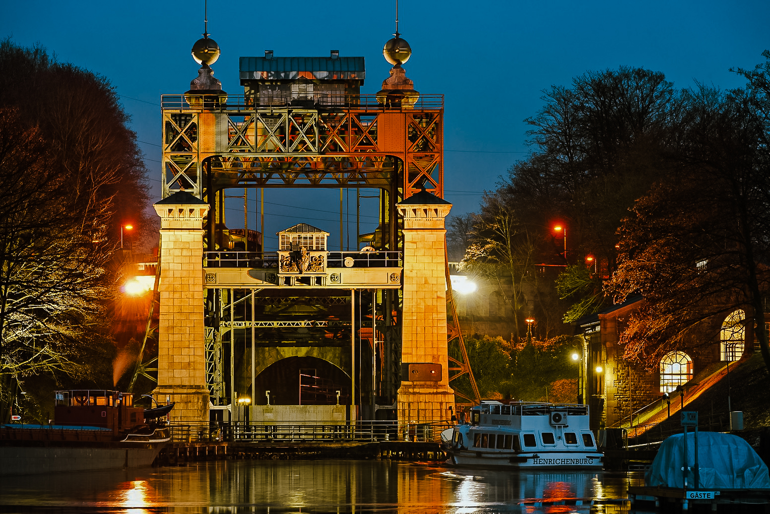 Eine Brücke mit einem Boot im Wasser.