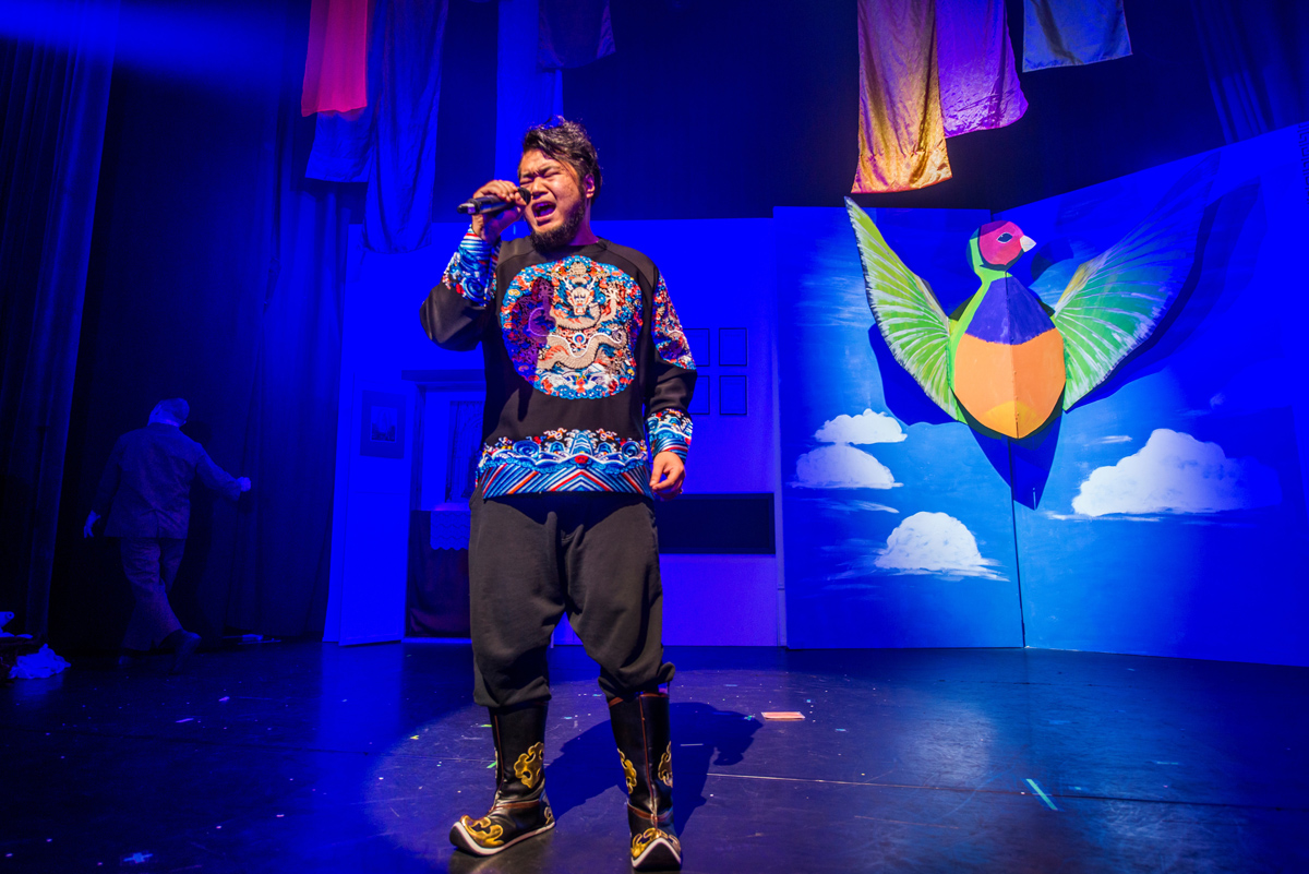 Das Foto zeigt Ye Fei, der mit seiner fantastischen Stimme in der Show "KAWUMM" im Gop Varieté-Theater Essen singt.