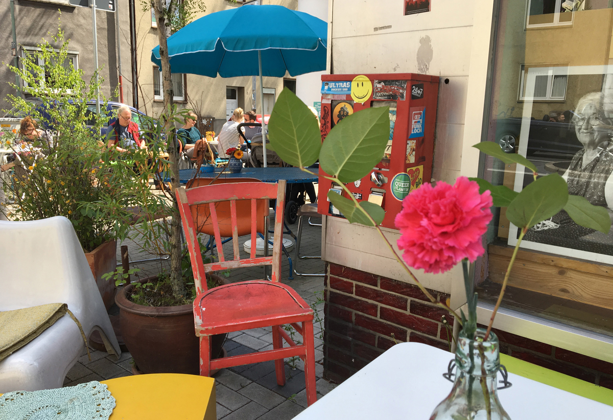 Das Foto zeigt des Außenbereich des Cafés Fräulein Coffea