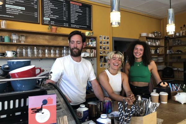 Das Foto zeigt die Café-Crew des Cafés Fräulein Coffea in Bochum