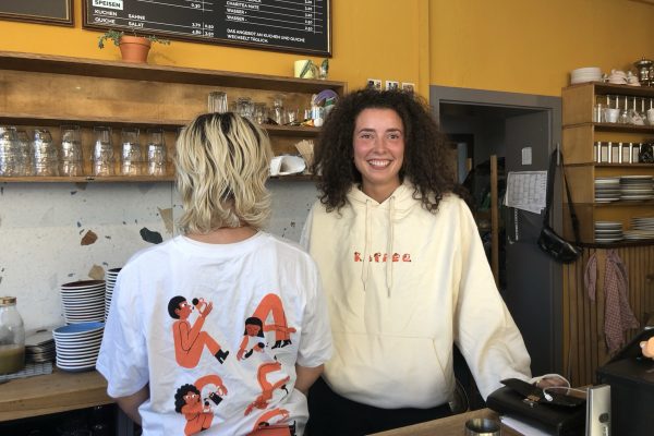 Das Foto zeigt den Merch des Cafés Fräulein Coffea in Bochum