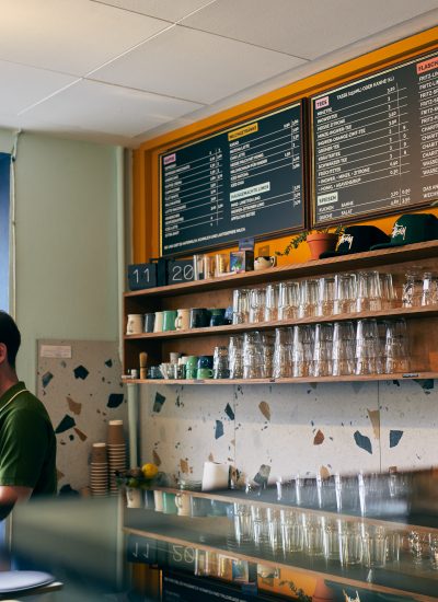 Das Foto zeigt Philipp beim Kaffee machen in seinem Café Fräulein Coffea in Bochum