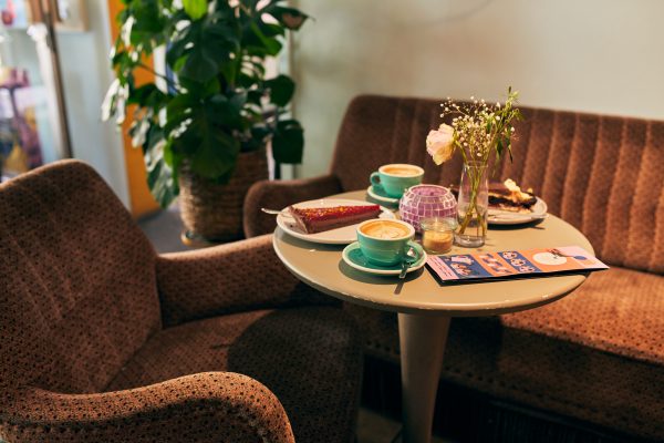 Das Foto zeigt Kaffee und Kuchen im Café Fräulein Coffea in Bochum